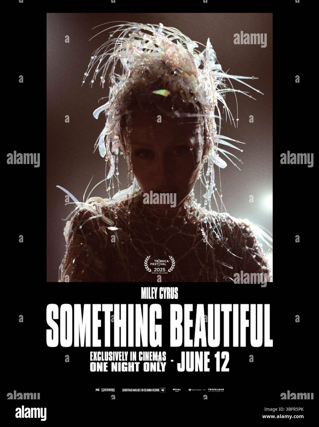 Miley Cyrus: Something Beautiful (2025) unter der Regie von Miley Cyrus, Jacob Bixenman und Brendan Walter mit Miley Cyrus. Dieser Film ist eine einzigartige Popoper und ein visuelles Album und vereint Fantasy, Mode und Originalmusik und dient als filmischer Begleiter zu Miley Cyrus neuntem Studioalbum. Mit 13 neuen Songs erforscht der Film die Themen Heilung und Selbstentdeckung durch surreale Grafiken und kühne Geschichten, inspiriert von Werken wie Pink Floyd’s The Wall. NUR FÜR REDAKTIONELLE ZWECKE IN DEN USA. Quelle: BFA / Trafalgar Release Stockfoto