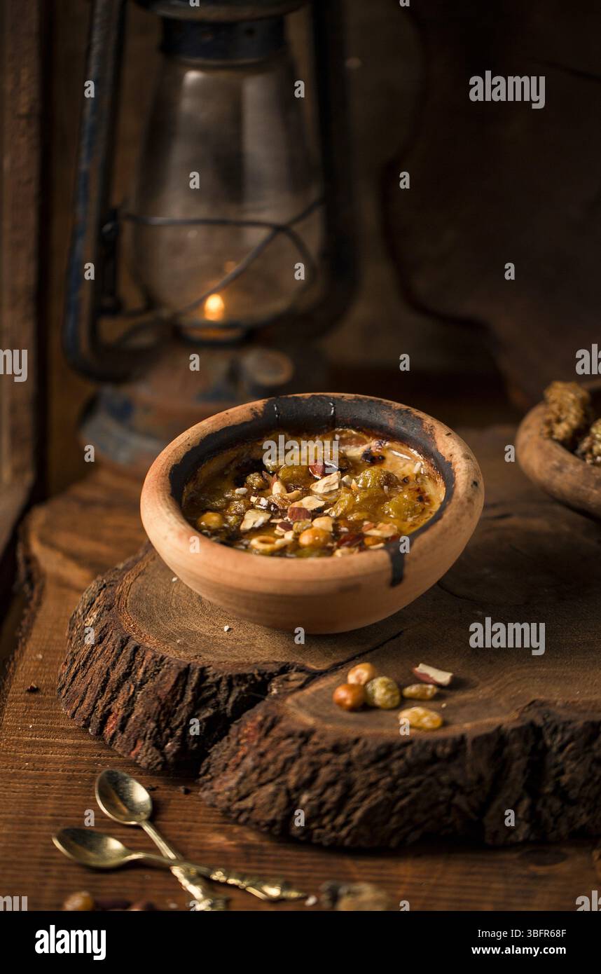 OM Ali Dessert, traditionelles ägyptisches Süßes serviert warm in winterlicher Atmosphäre Stockfoto