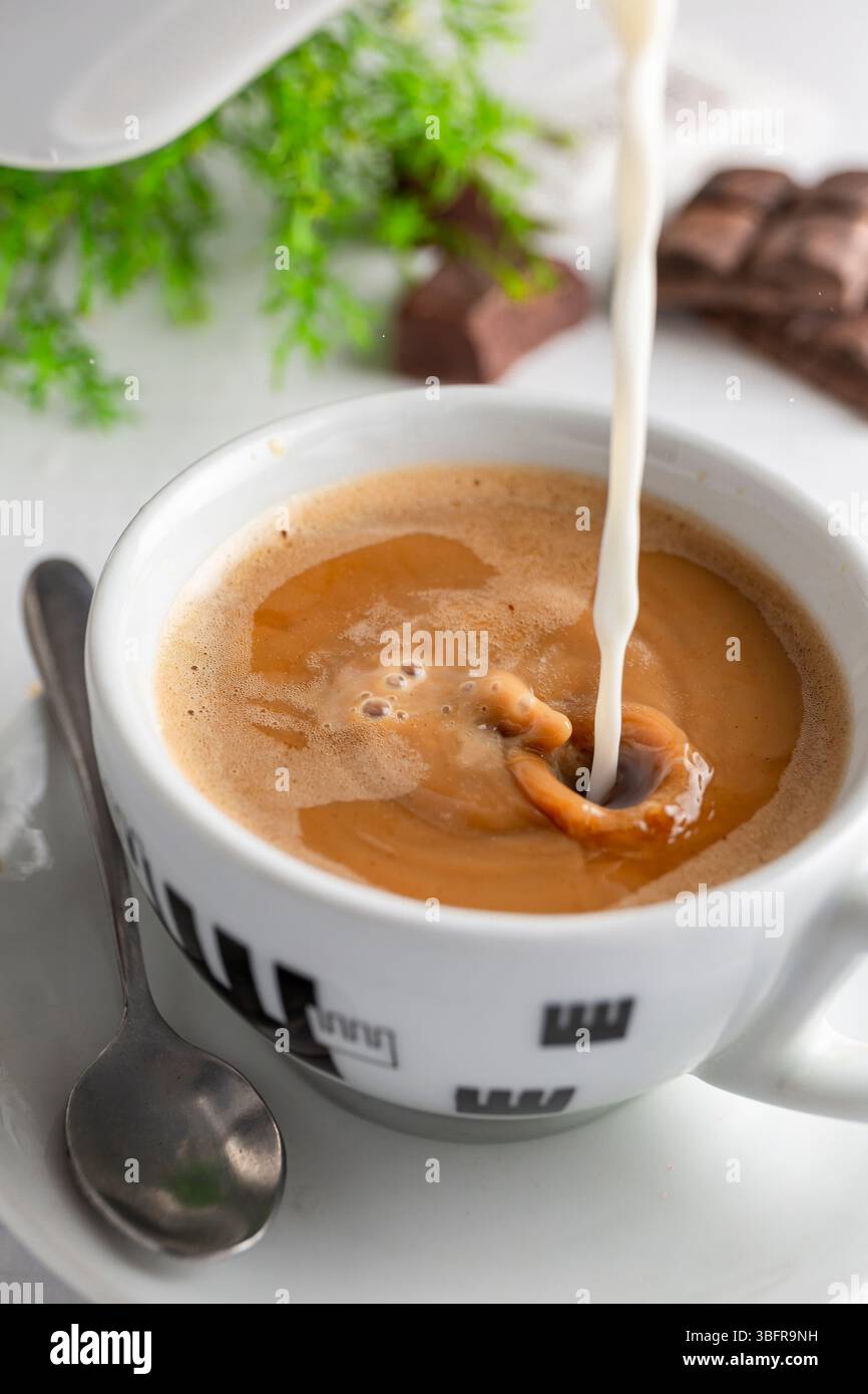 Milchkaffee auf weißem Hintergrund, traditionelles Morgengetränk in arabischer Kultur Stockfoto