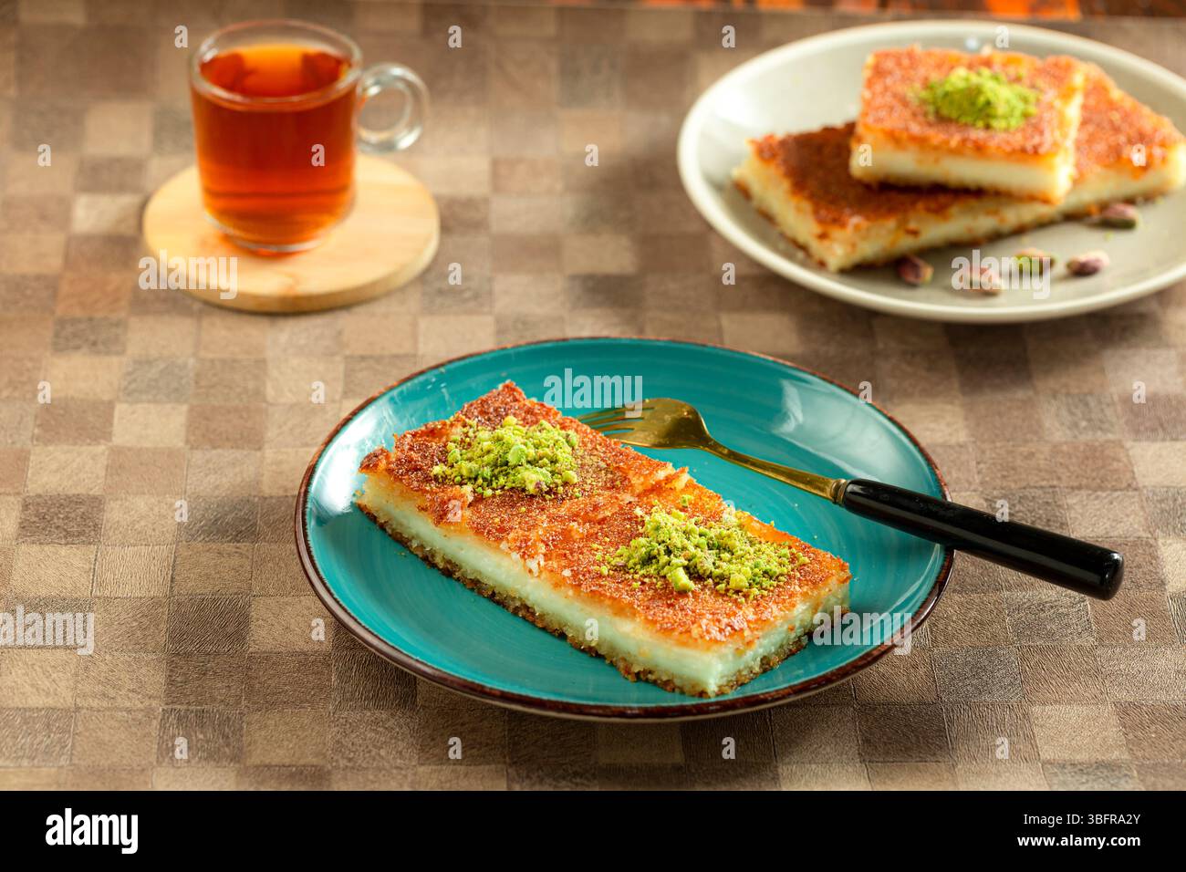 Cream Basbousa, traditionelles Dessert aus dem Nahen Osten Stockfoto