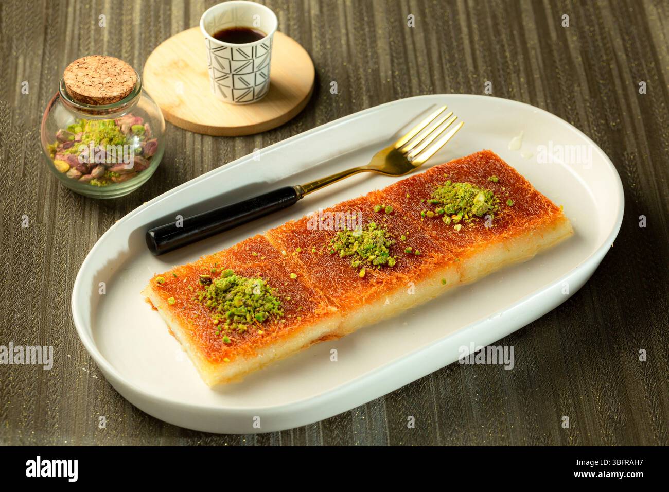 Kunafa mit Creme, traditionelles osmanisches Dessert aus dem Nahen Osten Stockfoto