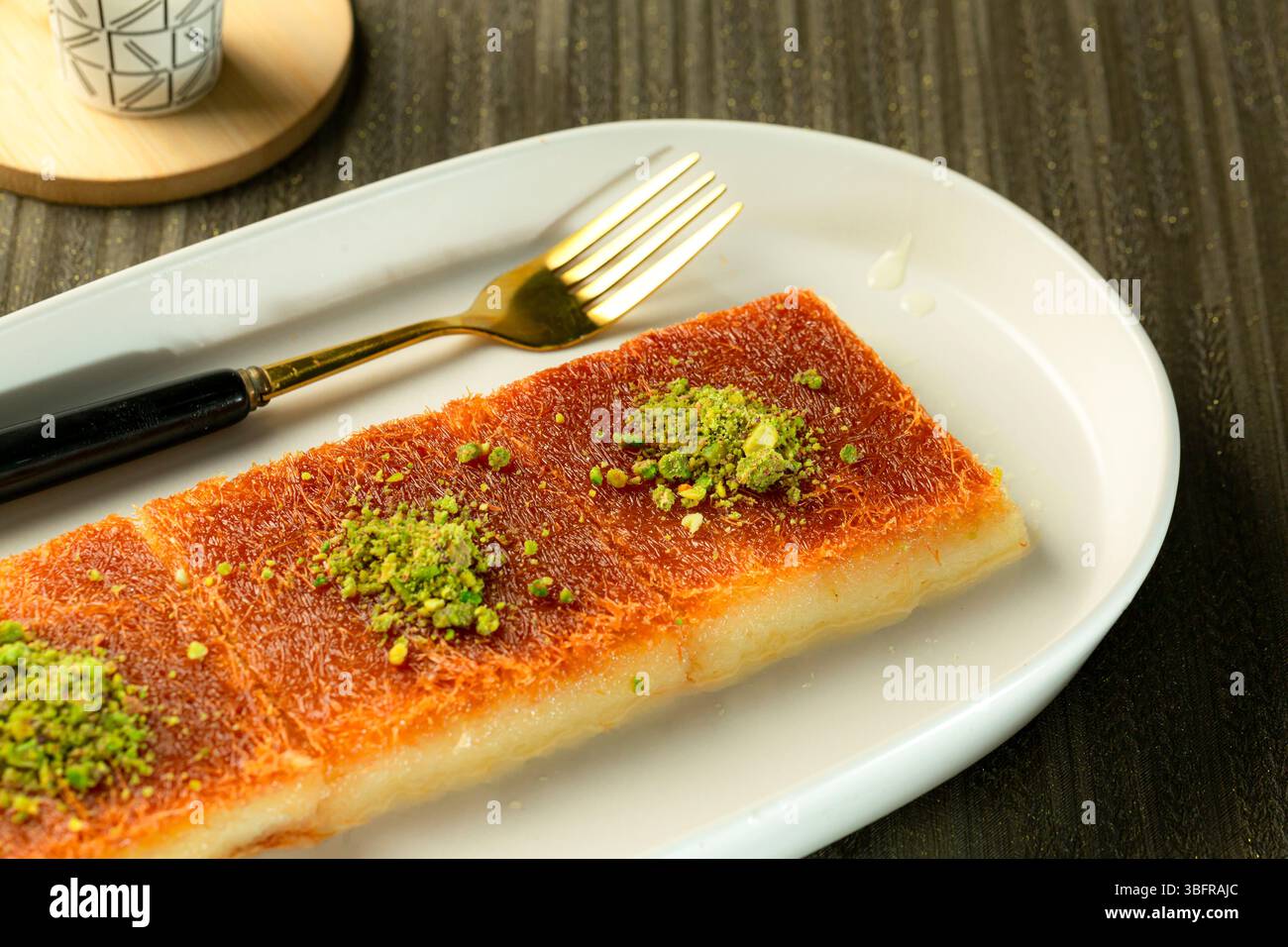 Cremige Kunafa, traditionelles osmanisches Dessert aus dem Nahen Osten Stockfoto
