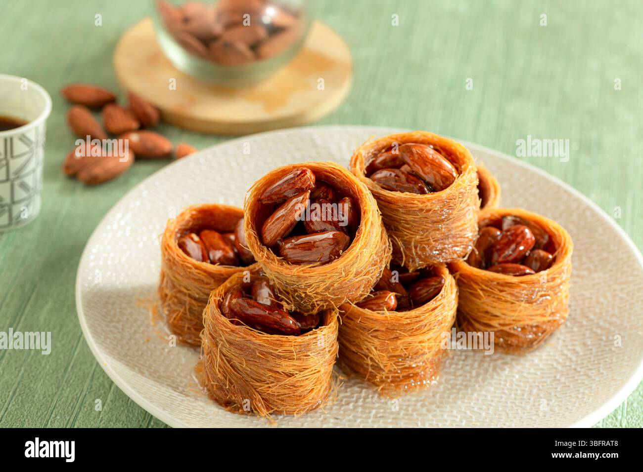 Mandelbrötchen (Asawer), traditionelle süße Desserts aus dem Nahen Osten Stockfoto