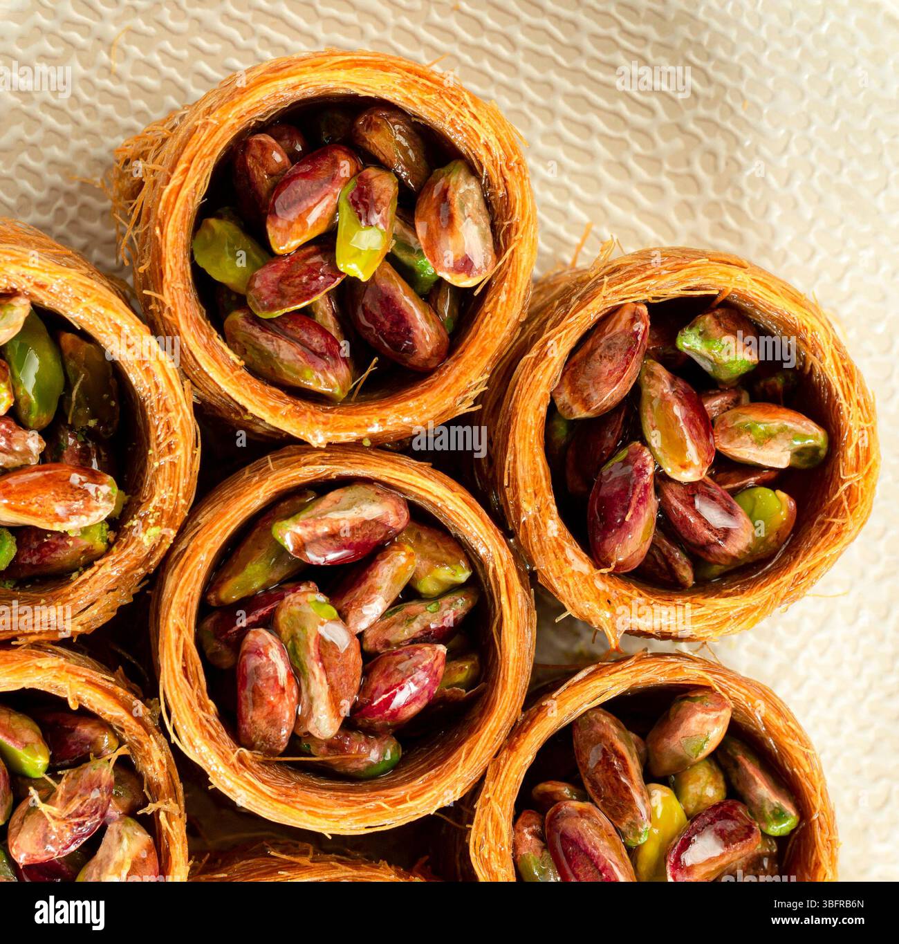 Nahaufnahme von osmanischen Pistazienbonbons und traditionellen arabischen Desserts Stockfoto