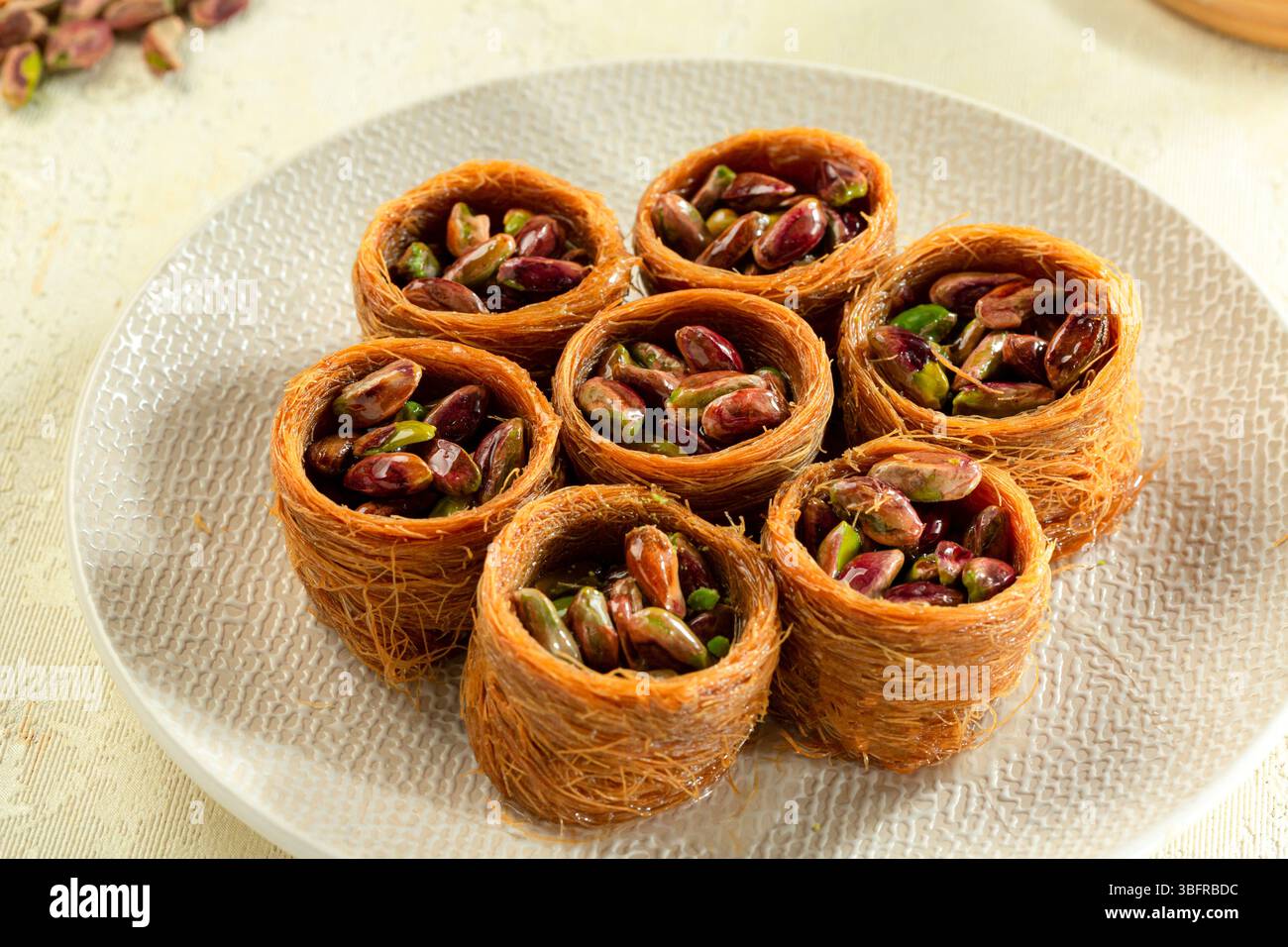 Nahaufnahme von osmanischen arabischen Pistazienbonbons und traditionellen arabischen Desserts Stockfoto