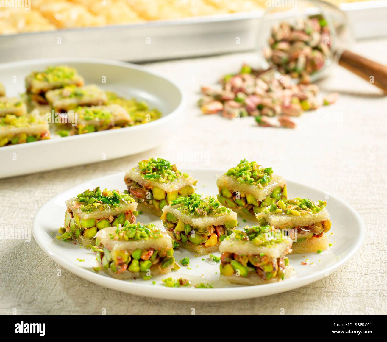 Ballorieh Dessert, süßes Gebäck aus dem Nahen Osten gefüllt mit Pistazien Stockfoto