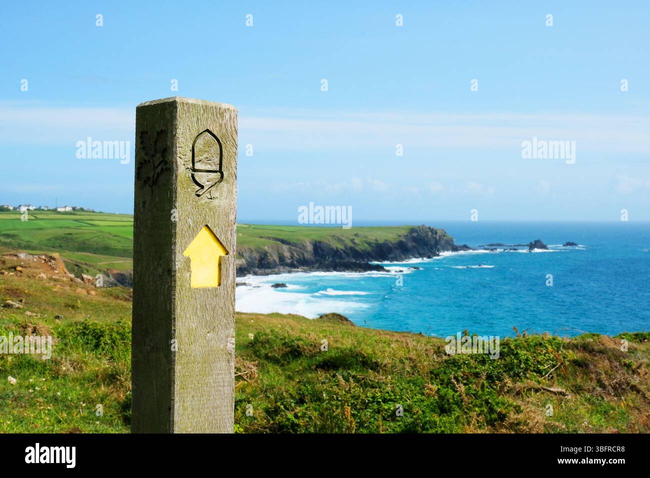 Wegweiser auf dem South West Coast Path mit Blick auf Kynance auf der Lizard Peninsula, Cornwall, Großbritannien Stockfoto