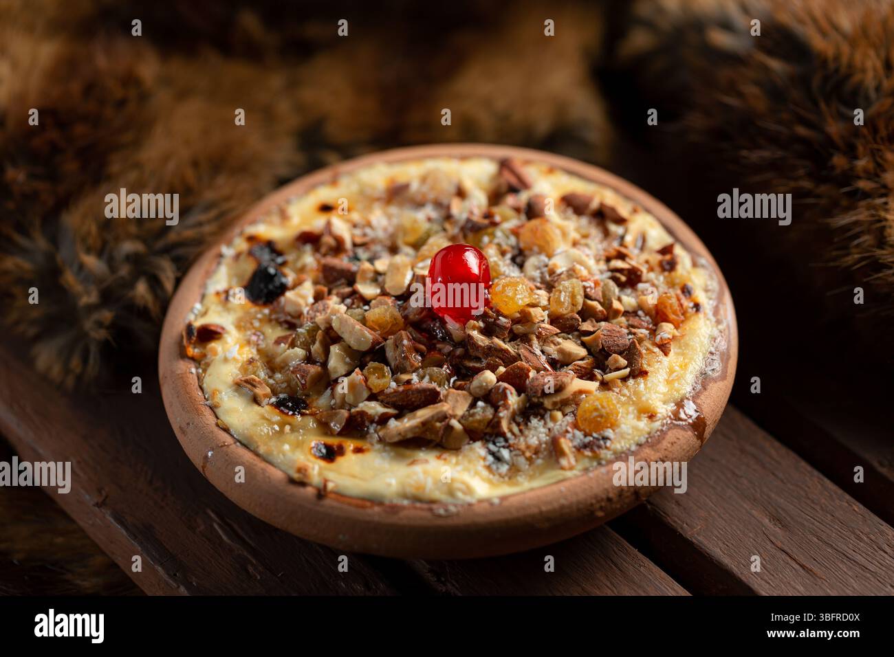 OM Ali Dessert, warmes ägyptisches Süßes mit Blätterteig, Milch und Nüssen, serviert im Winter Stockfoto