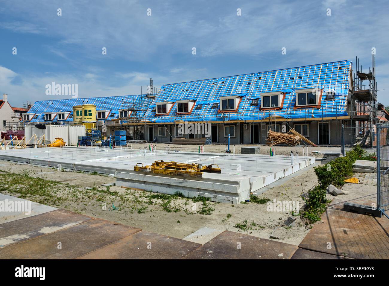 31. Mai 2025 - Middelburg-Niederlande: Sozialwohnungsprojekt mit Renovierung und Neubau eines Wohngebäudes Stockfoto