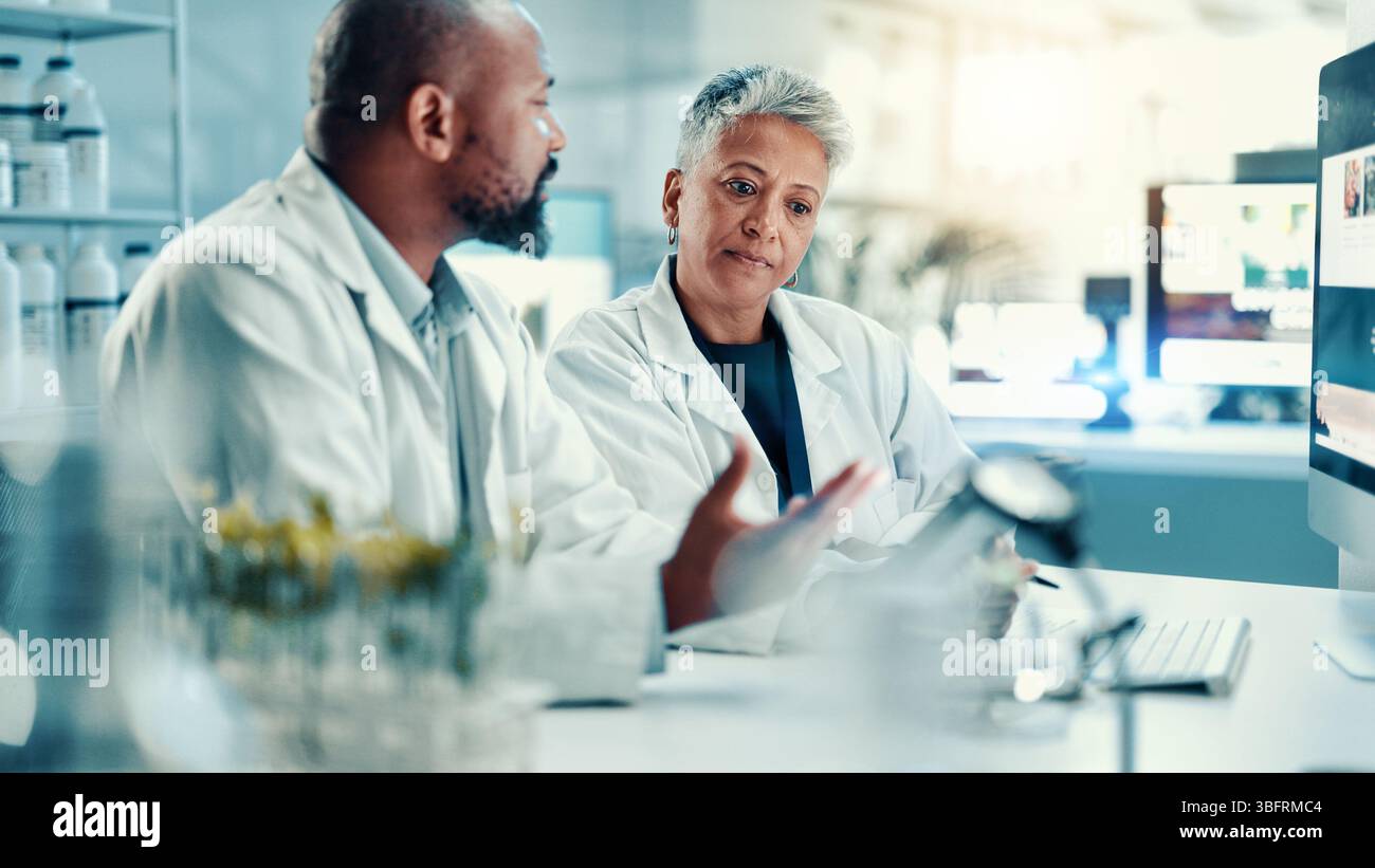 Wissenschaft, Computer und Team mit Menschen im Labor für Forschung, Medizin und Untersuchung. Zusammenarbeit, Pathologiebericht und forensische Beurteilung Stockfoto