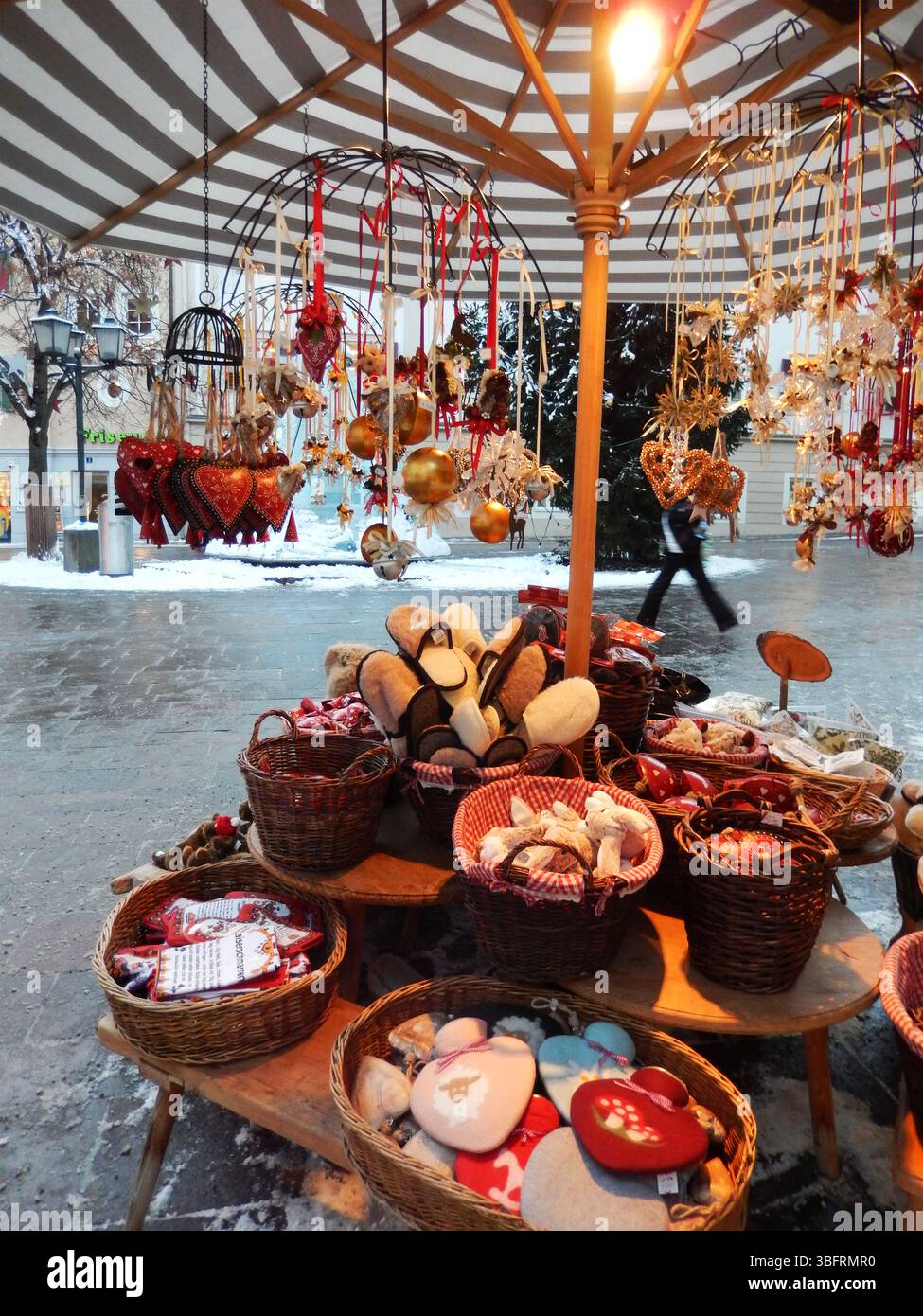 Weihnachtsmarkt im Freien mit Dekorationen und Korbkörben im Winter. Zell am See, Österreich Stockfoto
