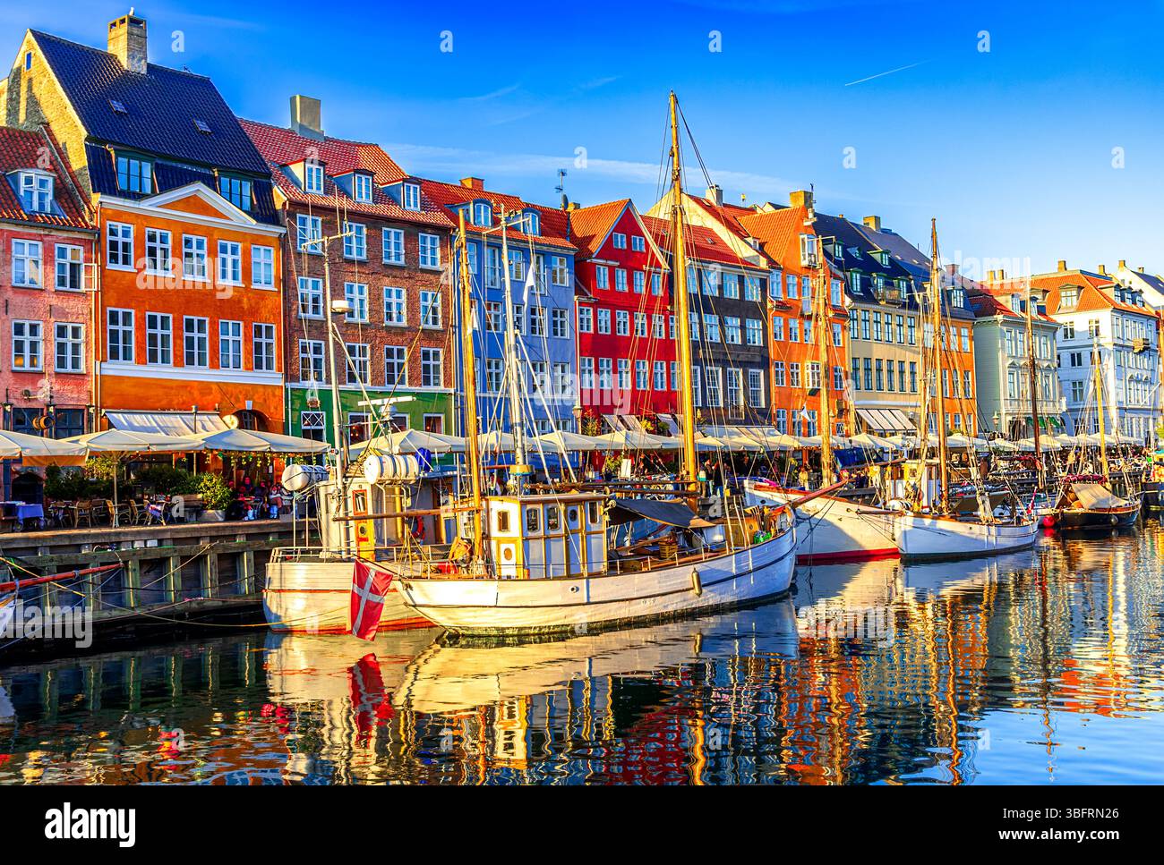 Kopenhagen, Dänemark: Alter Hafen von Nyhavn mit Schiffen und bunten Gebäuden, Altstadt, Reiseziel Europa Stockfoto