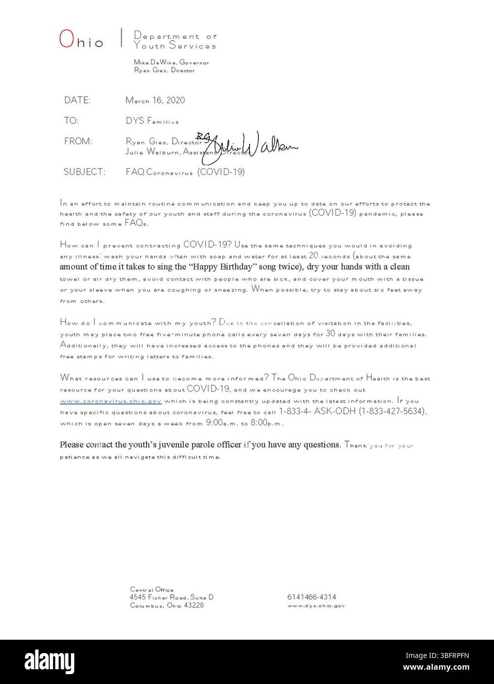 Dieses Dokument enthält häufig gestellte Fragen (FAQs) zu COVID-19, behandelt allgemeine Bedenken und bietet Informationen zu Symptomen, Prävention und Reaktion auf die Pandemie. Stockfoto