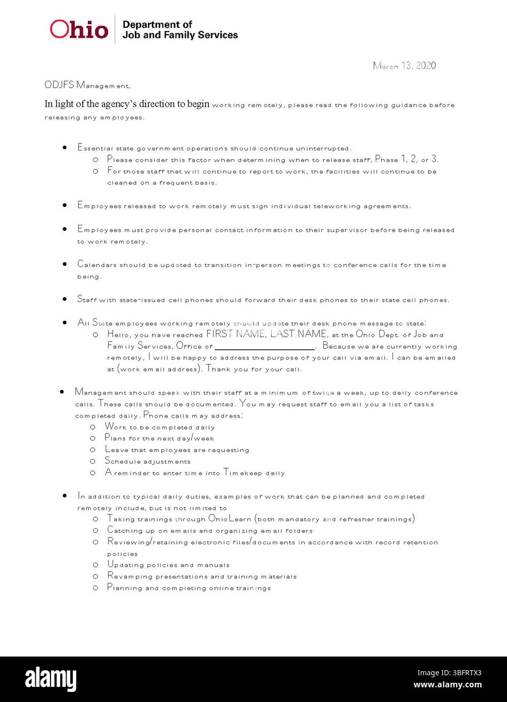 Dieses Dokument enthält Leitlinien für die Verwaltung von Telearbeitsvereinbarungen während der COVID-19-Pandemie. Es enthält Tipps für Arbeitgeber und Mitarbeiter, wie Produktivität, Kommunikation und emotionale Bindung am Arbeitsplatz ferngesteuert aufrechterhalten werden können. Stockfoto
