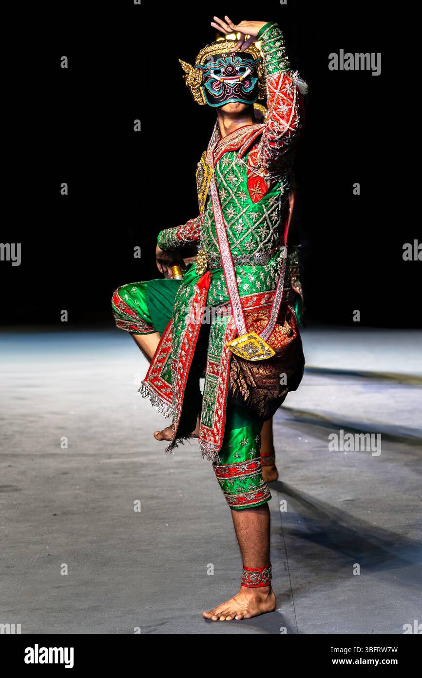 Ein traditioneller maskierter Tanz aus Thailand mit einer Figur aus dem Ramakien-Epos in einem raffinierten, glitzernden Kostüm. Stockfoto