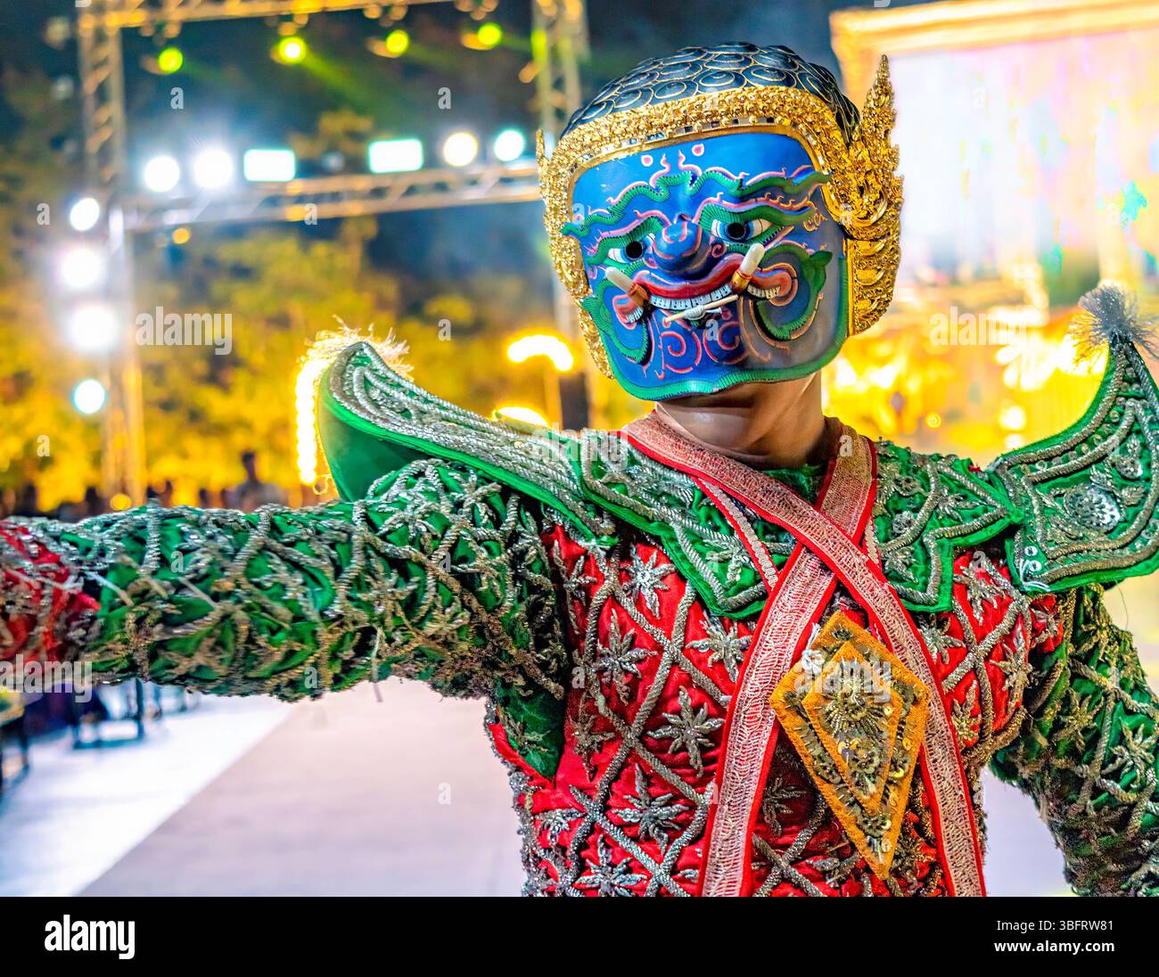 Ein traditioneller maskierter Tanz aus Thailand mit einer Figur aus dem Ramakien-Epos in einem raffinierten, glitzernden Kostüm. Stockfoto