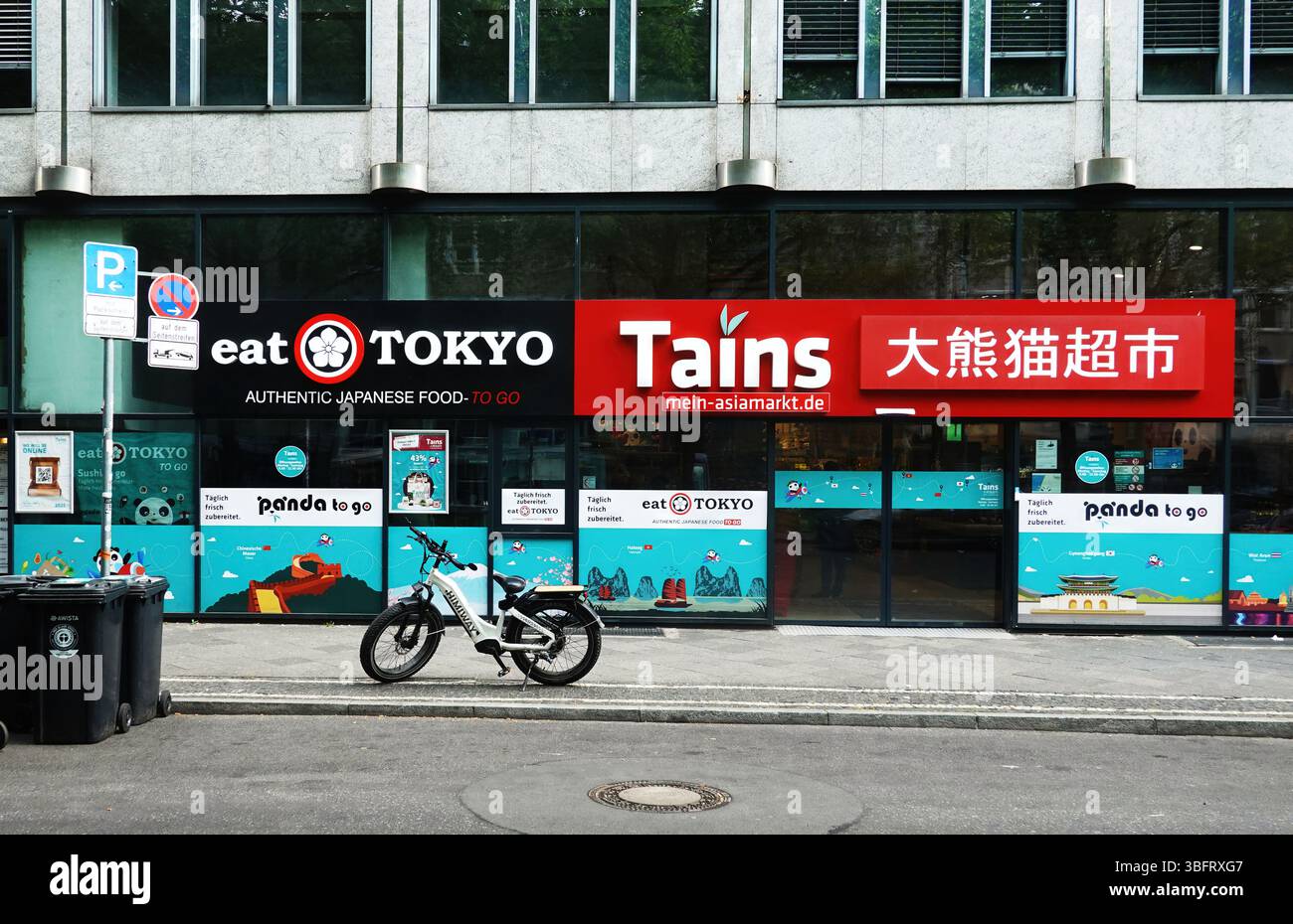 Düsseldorf, Deutschland, 3. Mai 2025: Ladenfront von Eat tokyo und Supermarkt mit bunten Schildern und Anzeigen für japanische und asiatische Küche, Stockfoto