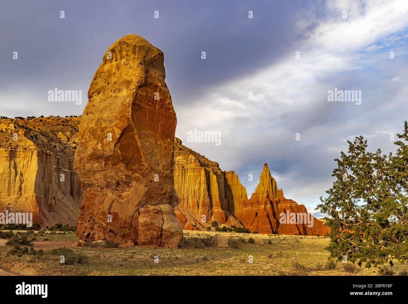 Dies ist ein Blick am späten Nachmittag auf Chimney Rock (links), ein bekanntes Wahrzeichen im Kodachrome Basin State Park, Kane County, Utah, USA. Stockfoto
