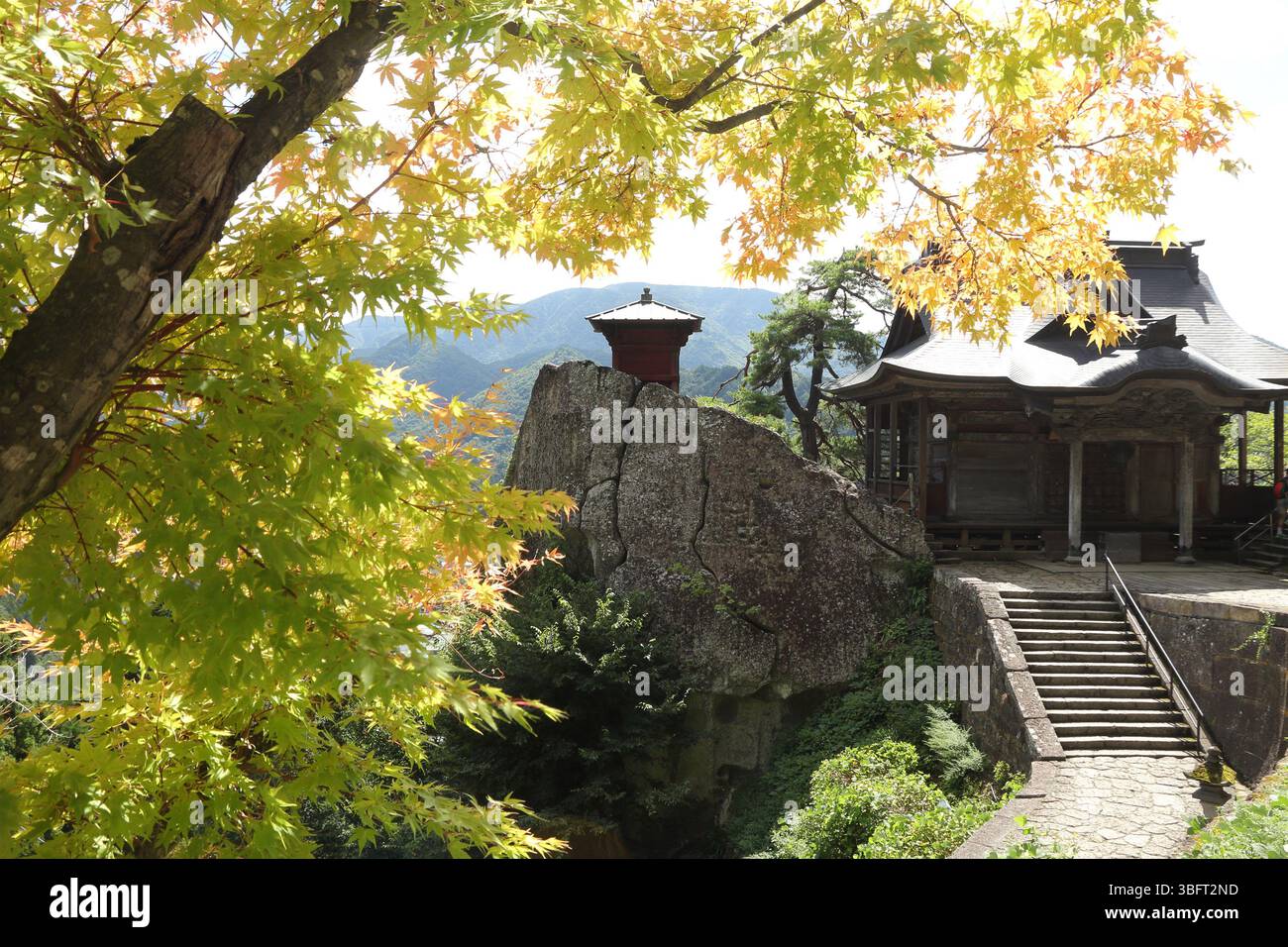 Yamadera-Tempel am Anfang des Herbstes mit gelben Ahornblättern Stockfoto