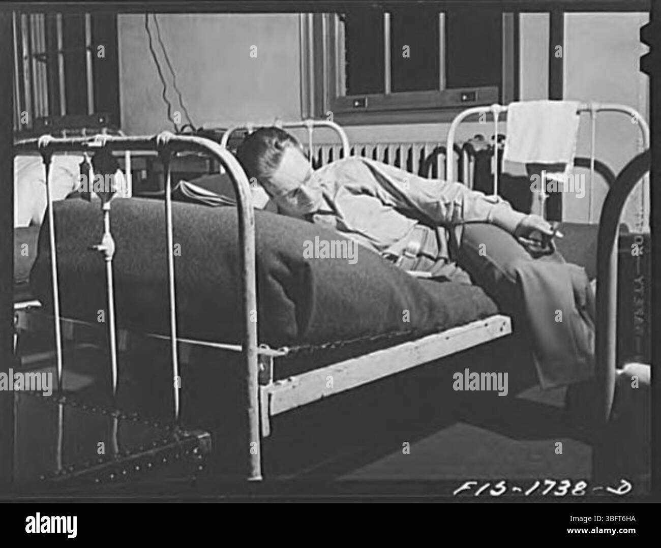 Kaplan E. R. Taft, ein Kaplan aus Bridgeport, Connecticut, wird für seine Prüfungen in seiner Schlafliege an der U.S. Army Chaplain School in Fort Benjamin Harrison beobachtet. Stockfoto