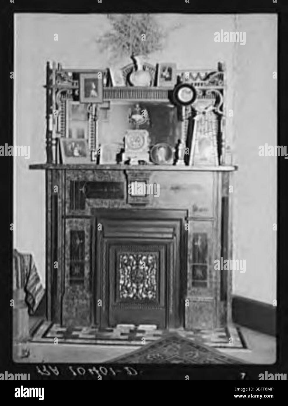 Dieses Foto zeigt einen traditionellen Kamin und Kamin in einem Wohnhaus. Das Design betont Wärme, Komfort und Wohnkultur aus der damaligen Zeit und bietet einen Einblick in die Innenausstattung des Hauses. Stockfoto