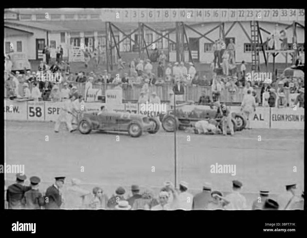 Ein Foto, das ein Autorennen in Aktion zeigt und sich auf die Fahrzeuge konzentriert, die auf der Rennstrecke antreten. Das Bild zeigt die Geschwindigkeit und Intensität des Rennens. Stockfoto