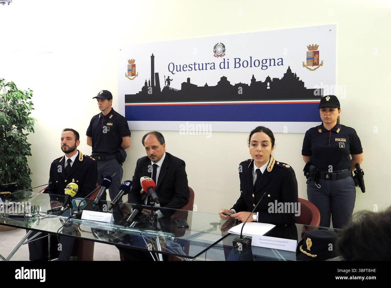 Bologna, Italia - Cronaca - 3 Giugno 2025 - conferenza stampa per omicidio coppia Gombi e Monaldi e arresto presunto omicida Maffia - - (Foto Michele Nucci / LaPresse) News - Bologna, Italien - 03. Juni 2025 - Pressekonferenz zur Ermordung des schwulen Paares Gombi und Monaldi und Verhaftung des mutmaßlichen Maffiabilders - (Foto Michele Nucci / LaPresse) Stockfoto