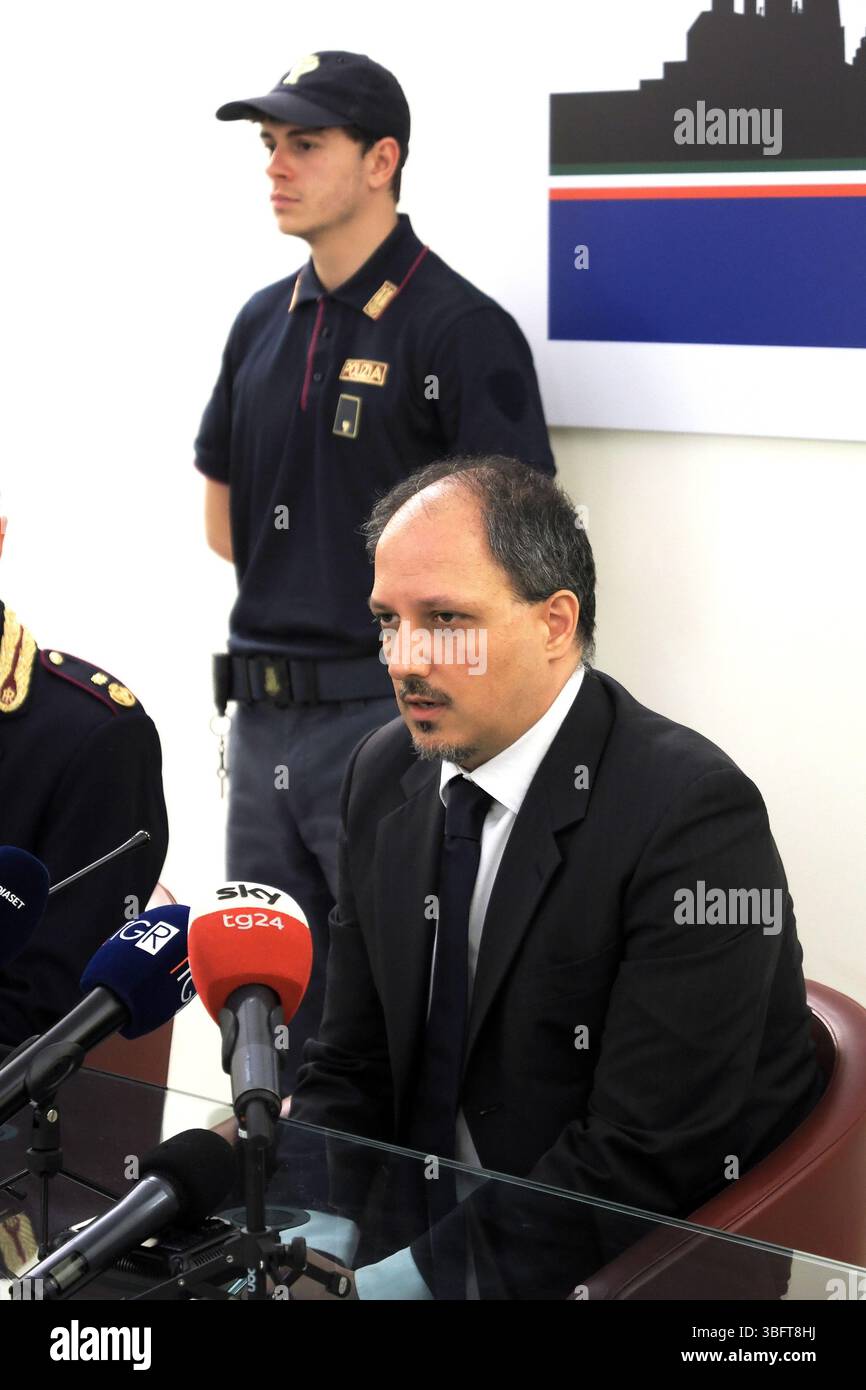 Bologna, Italia - Cronaca - 3 Giugno 2025 - conferenza stampa per omicidio coppia Gombi e Monaldi e arresto presunto omicida Maffia - NELLA FOTO Dott. Guglielmo Battisti Dirigente Squadra Mobile - (Foto Michele Nucci / LaPresse) Nachrichten - Bologna, Italien - 03. Juni 2025 - Pressekonferenz zum Mord an dem schwulen Paar Gombi und Monaldi und zur Festnahme des mutmaßlichen Maffia-Mörders - (Foto Michele Nucci / LaPresse) Stockfoto