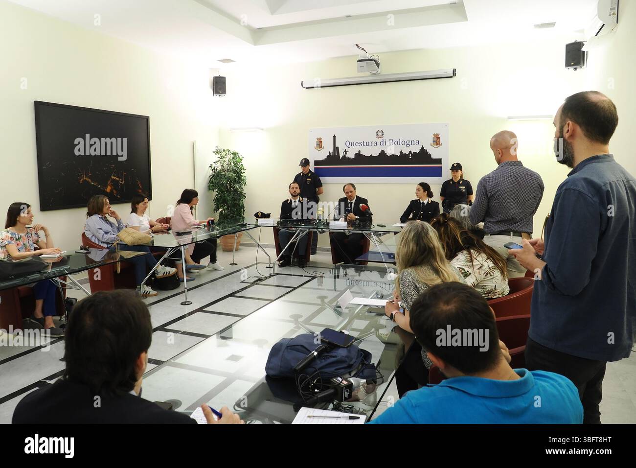 Bologna, Italia - Cronaca - 3 Giugno 2025 - conferenza stampa per omicidio coppia Gombi e Monaldi e arresto presunto omicida Maffia - - (Foto Michele Nucci / LaPresse) News - Bologna, Italien - 03. Juni 2025 - Pressekonferenz zur Ermordung des schwulen Paares Gombi und Monaldi und Verhaftung des mutmaßlichen Maffiabilders - (Foto Michele Nucci / LaPresse) Stockfoto
