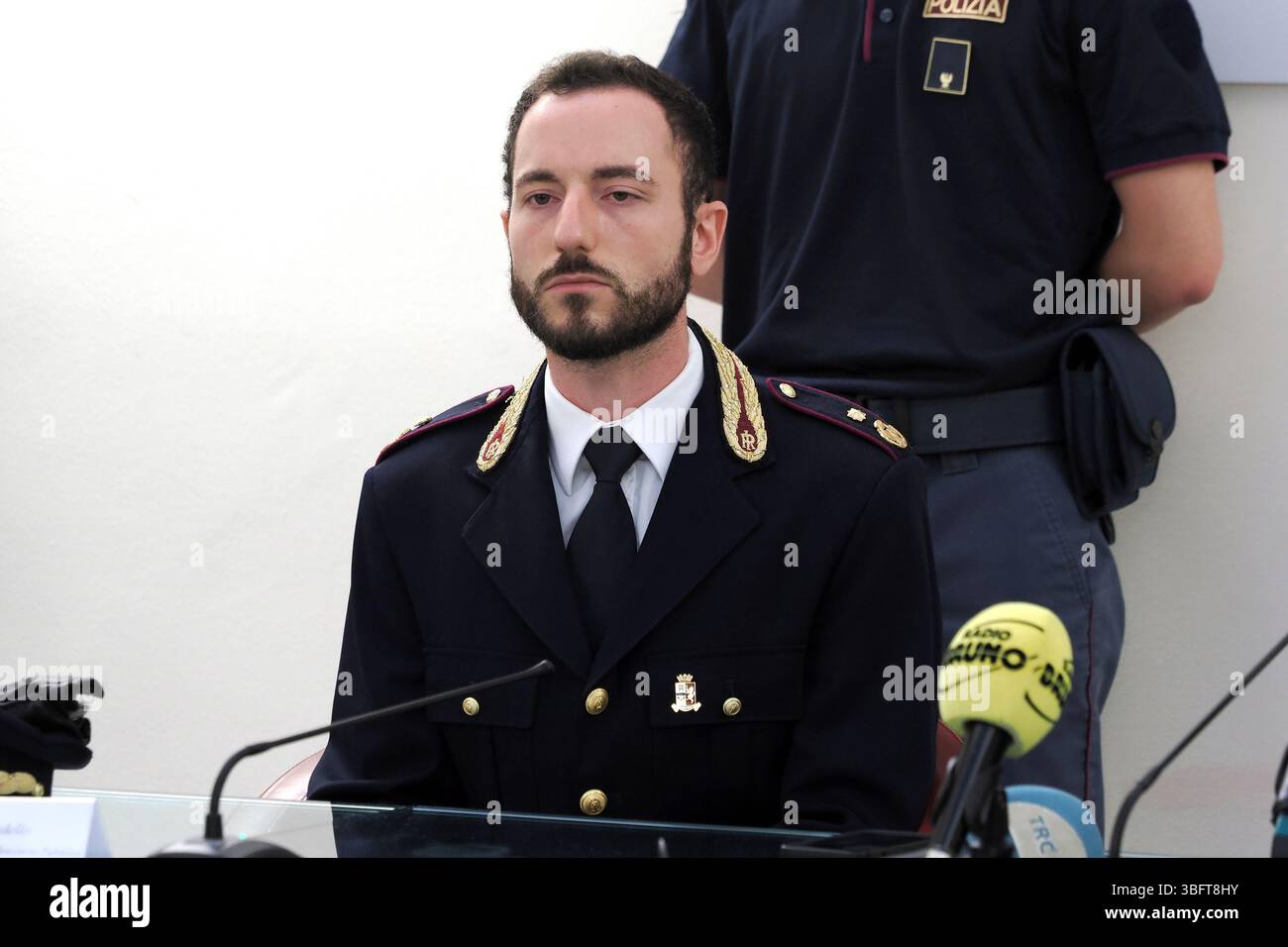 Bologna, Italia - Cronaca - 3 Giugno 2025 - conferenza stampa per omicidio coppia Gombi e Monaldi e arresto presunto omicida Maffia - NELLA FOTO : Dott. Pierangelo Licciardello Funzionario Ufficio Prevenzione Generale e Soccorso Pubblico - (Foto Michele Nucci / LaPresse) Nachrichten - Bologna, Italien - 03. Juni 2025 - Pressekonferenz zur Ermordung des schwulen Ehepaares Gombi und Monaldi und zur Festnahme des mutmaßlichen Maffia-Mörders - (Foto Michele Nucci / LaPresse) Stockfoto