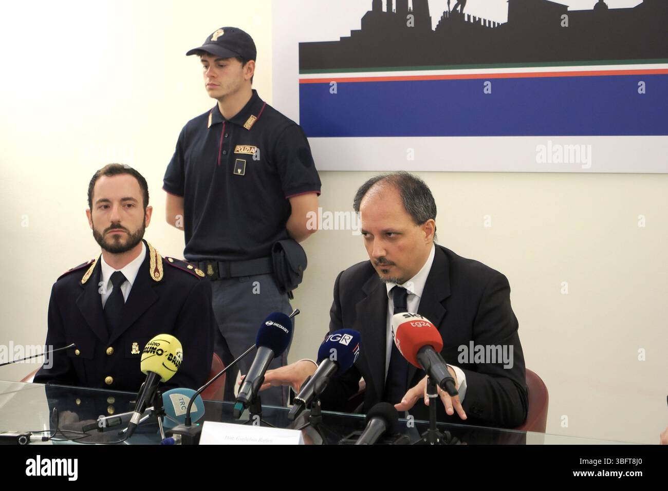 Bologna, Italien. Juni 2025. Bologna, Italia - Cronaca - 3 Giugno 2025 - conferenza stampa per omicidio coppia Gombi e Monaldi e arresto presunto omicida Maffia - NELLA FOTO Dott. Pierangelo Licciardello Funzionario Ufficio Prevenzione Generale e Soccorso Pubblico e Dott. Guglielmo Battisti Dirigente Squadra Mobile - (Foto Michele Nucci/LaPresse) News - Bologna, Italien - 03. Juni 2025 - Pressekonferenz zum Mord an dem schwulen Paar Gombi und Monaldi und zur Festnahme des mutmaßlichen Maffia-Mörders - (Foto Michele Nucci/LaPresse) Credit: LaPresse/Alamy Live News Stockfoto