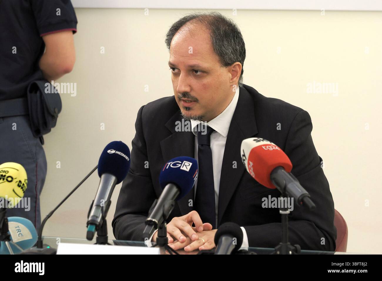 Bologna, Italia - Cronaca - 3 Giugno 2025 - conferenza stampa per omicidio coppia Gombi e Monaldi e arresto presunto omicida Maffia - NELLA FOTO Dott. Guglielmo Battisti Dirigente Squadra Mobile - (Foto Michele Nucci / LaPresse) Nachrichten - Bologna, Italien - 03. Juni 2025 - Pressekonferenz zum Mord an dem schwulen Paar Gombi und Monaldi und zur Festnahme des mutmaßlichen Maffia-Mörders - (Foto Michele Nucci / LaPresse) Stockfoto