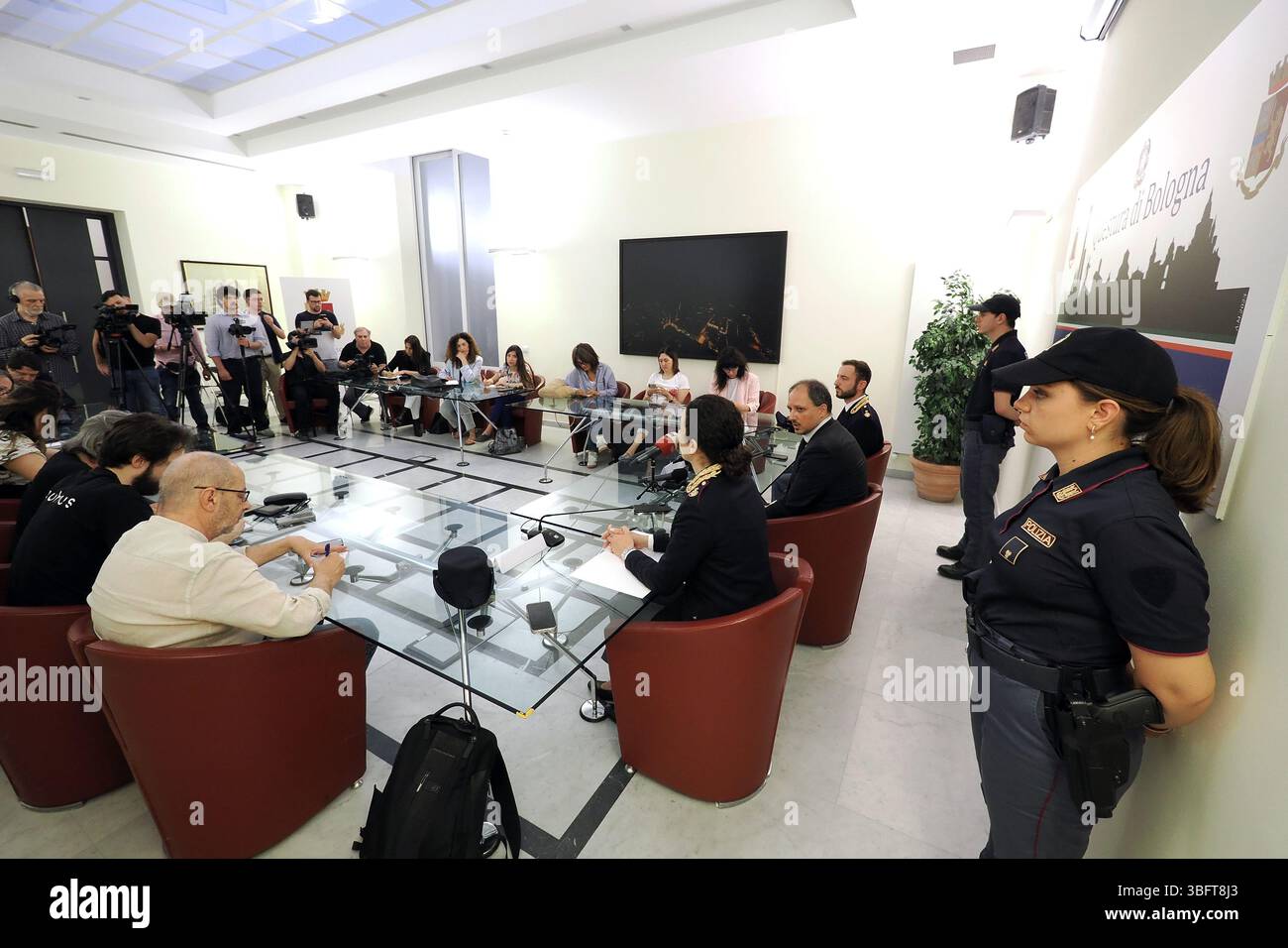 Bologna, Italien. Juni 2025. Bologna, Italia - Cronaca - 3 Giugno 2025 - conferenza stampa per omicidio coppia Gombi e Monaldi e arresto presunto omicida Maffia - - (Foto Michele Nucci/LaPresse) News - Bologna, Italien - 03. Juni 2025 - Pressekonferenz zur Ermordung des schwulen Paares Gombi und Monaldi und Verhaftung des mutmaßlichen Maffia-Mörders - (Foto Michele Nucci) Laamy Laamy News Stockfoto