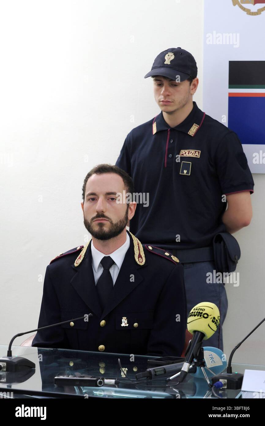Bologna, Italia - Cronaca - 3 Giugno 2025 - conferenza stampa per omicidio coppia Gombi e Monaldi e arresto presunto omicida Maffia - NELLA FOTO : Dott. Pierangelo Licciardello Funzionario Ufficio Prevenzione Generale e Soccorso Pubblico - (Foto Michele Nucci / LaPresse) Nachrichten - Bologna, Italien - 03. Juni 2025 - Pressekonferenz zur Ermordung des schwulen Ehepaares Gombi und Monaldi und zur Festnahme des mutmaßlichen Maffia-Mörders - (Foto Michele Nucci / LaPresse) Stockfoto