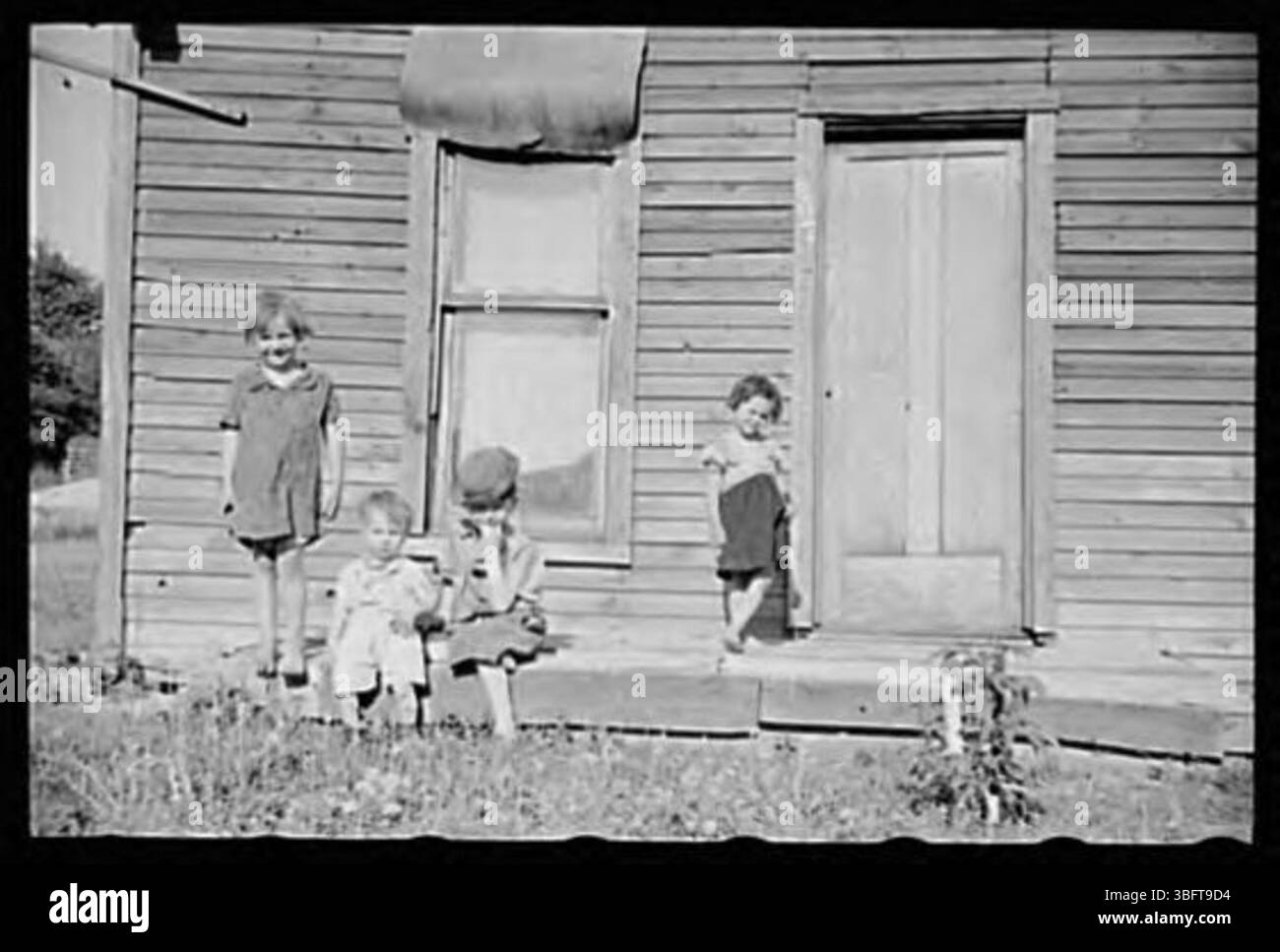 Dieses Bild zeigt Wohngebäude in einem Gebiet, das historisch von Siedlern besiedelt wurde, und zeigt die Bedingungen und Strukturen, die typisch für die frühe amerikanische Siedlung während der Expansion nach Westen waren. Stockfoto