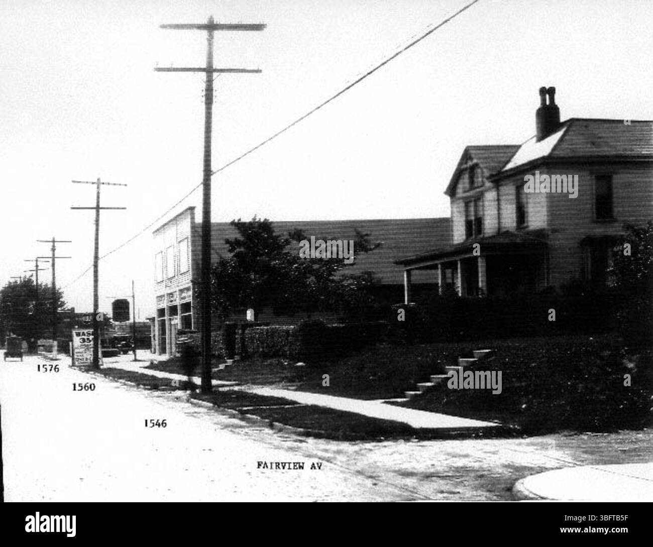 Dieses Foto zeigt die West 5th Avenue in Fairview im Jahr 1935. Zu den bemerkenswerten Gebäuden gehören die Sinclair Füllung Station, das Augusta Marchi/Harry G. Gardner Haus und mehrere andere lokale Häuser und Garagen. Stockfoto