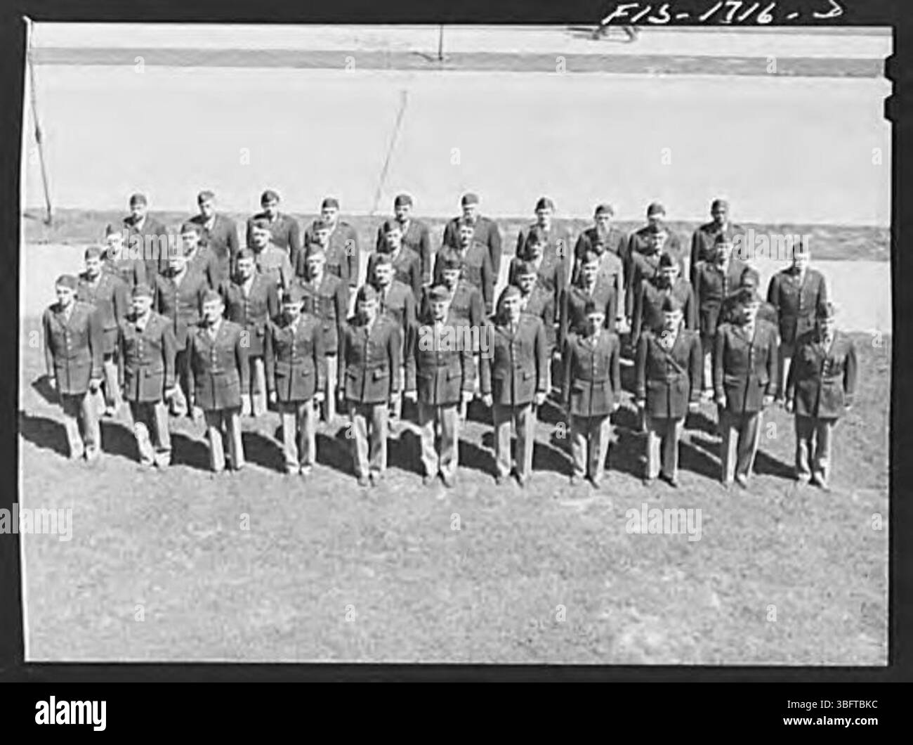 Die Schüler der U.S. Army Chaplain School in Fort Benjamin Harrison stehen während eines Militärtrainings in Kleidungsform und zeigen ihre Disziplin und Einsatzbereitschaft. Stockfoto