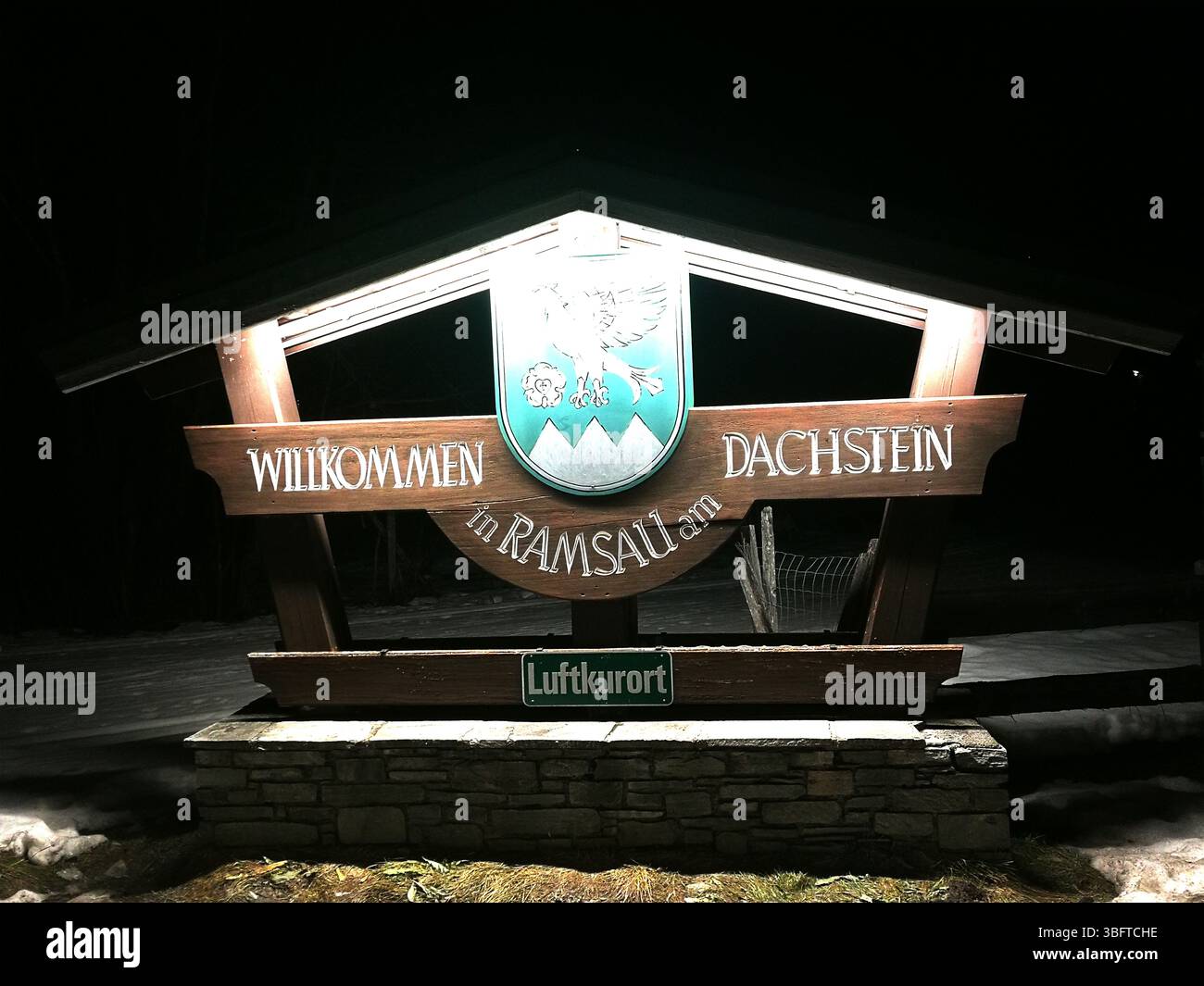 Begrüßungsschild in Ramsau am Dachstein in einer malerischen Umgebung bei Nacht. Ramsau, Österreich Stockfoto