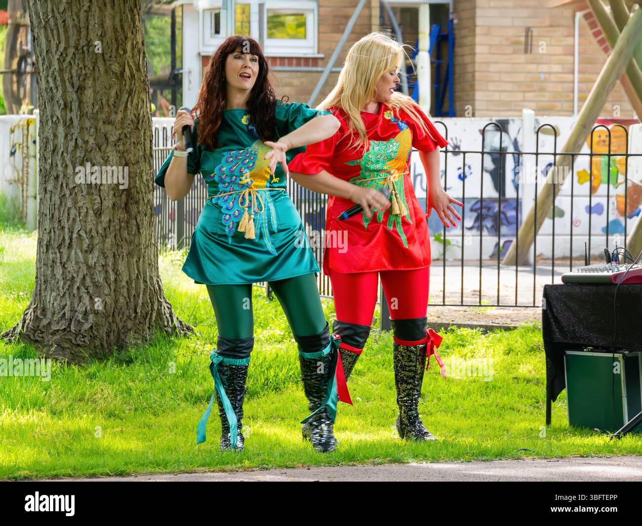 Abalicious, eine erstaunliche zweiköpfige Abba-Tribute-Show, die in Hythe, Kent, Sonntag, 1. Juni, auftritt. 2025 Stockfoto