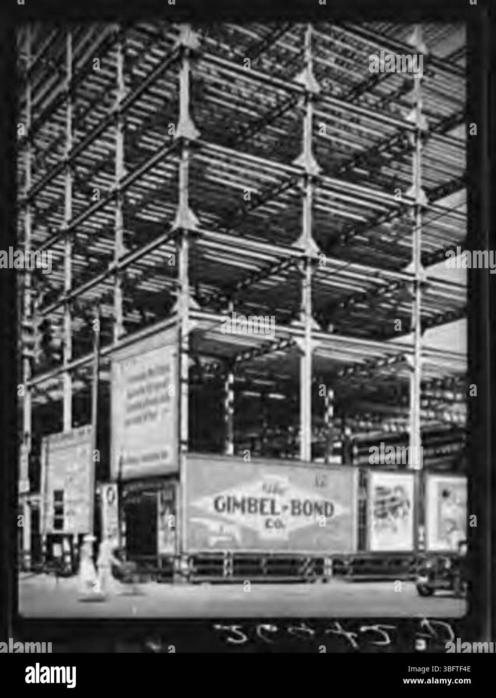 Dieses Bild zeigt ein unvollendetes Hotel an der Hauptstraße, das ursprünglich 1929 gegründet wurde, aber aufgrund der wirtschaftlichen Herausforderungen der Weltwirtschaftskrise nie fertiggestellt wurde und ein unvollendetes Unternehmen darstellt. Stockfoto