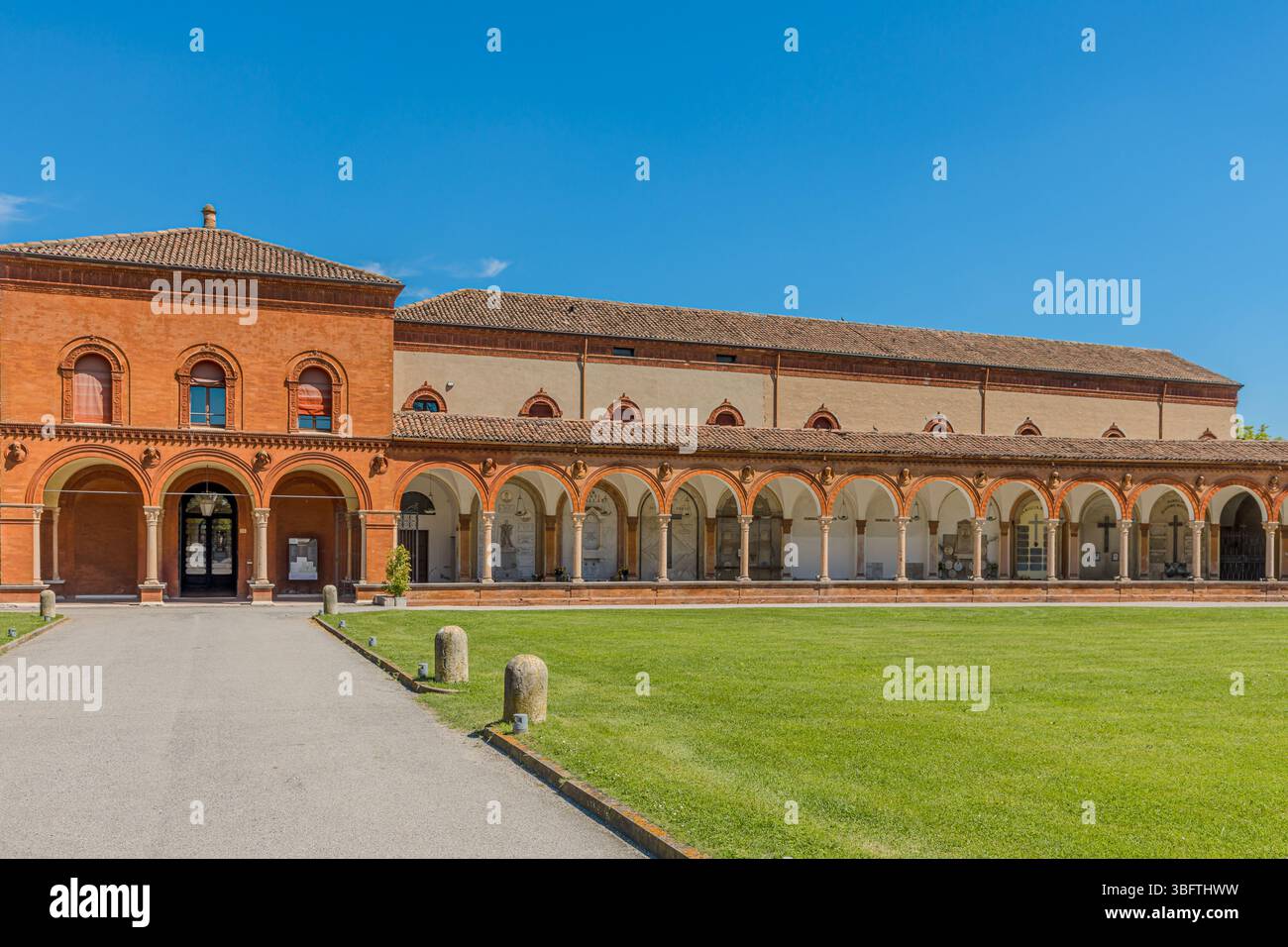 Ferrara, Italien - 17. Mai 2025: Erleben Sie die atemberaubende architektonische Schönheit des Charterhauses von Ferrara, Italien, mit seinen eleganten Bögen und Stockfoto