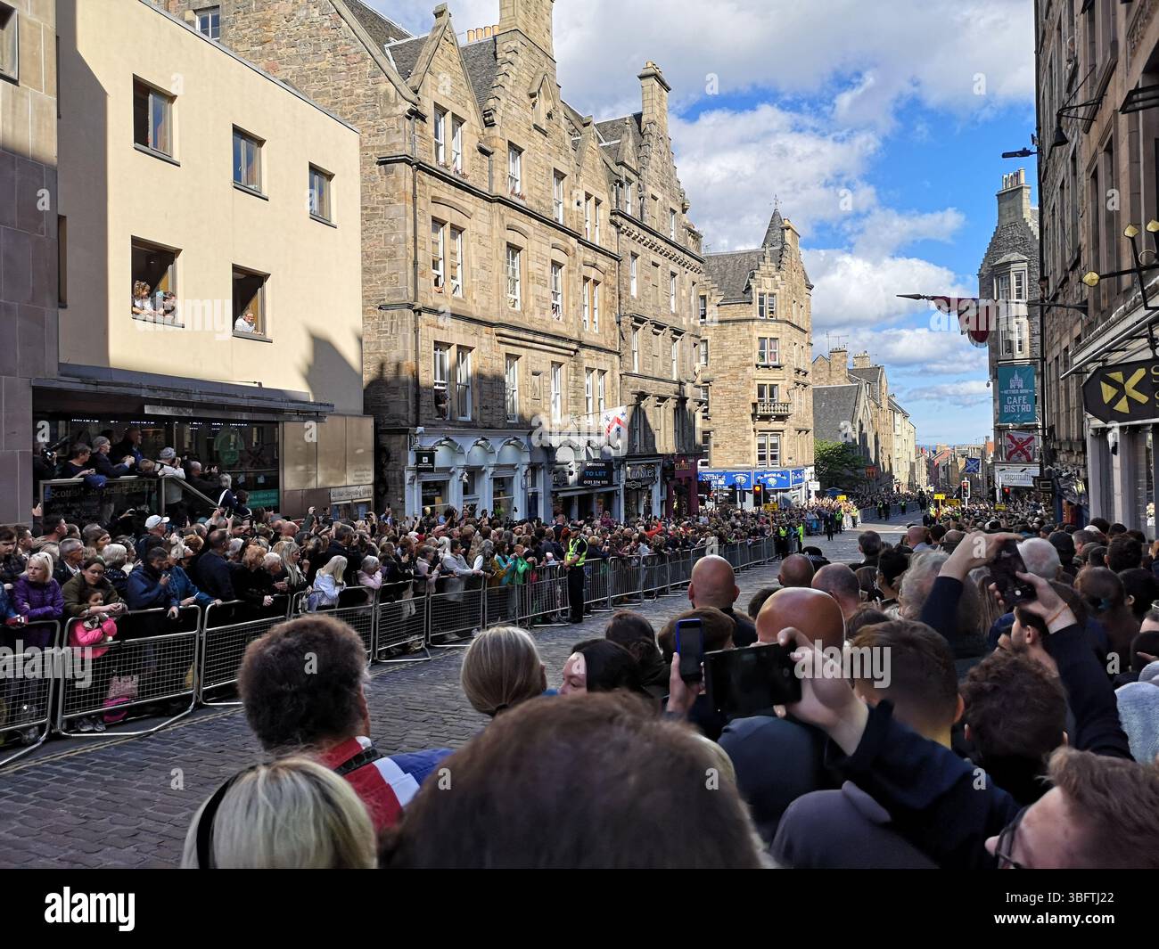 Die Trauerparade von Königin Elizabeth II führt in Stille über die Royal Mile vom Holyrood Palace zur St. Giles Cathedral, gefolgt von Royals zu Fuß. - Smartphone-aufgenommenes Stockfoto