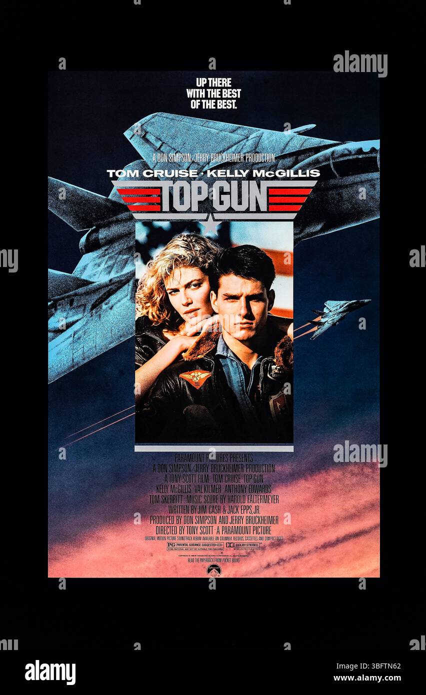 Top Gun (1986) von Tony Scott mit Tom Cruise, Kelly McGillis und Val Kilmer. Der Hotshot-Kampfflugzeuge Maverick wird zur Top Gun Naval Fighter Weapons School geschickt, wo er durch seine rücksichtslose Haltung und sein übermütiges Auftreten mit anderen Piloten, insbesondere dem coolen und gesammelten Iceman, in Konflikt geraten ist, während er versucht, sich zu beweisen und den schlechten Ruf seines Vaters zu leben. Foto eines Original-Posters aus dem Jahr 1986 (USA), das NUR FÜR REDAKTIONELLE ZWECKE VERWENDET WIRD. Quelle: BFA / Paramount Pictures Stockfoto