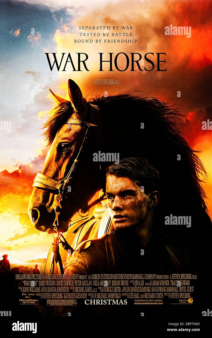 War Horse, 2011, 2010er, 21. Jahrhundert, Steven Spielberg, Jeremy Irvine, Emily Watson, Peter Mullan, Film, Poster, Poster, Kino, Unterhaltung, Film, Film, Film, Film, offiziell, Werbung, Werbung, Werbung, Werbung, Grafik, Kunst, visuell, Design, Kunst, Theateraufführung, DreamWorks Bilder, Drama, Krieg, Geschichte, erster Weltkrieg, Pferd, Kavallerie, Freundschaft, Loyalität, Anpassung, Roman, episch, Kampf, Familie, Überleben, Europa, das Erwachsenwerden, die Hoffnung, die Tiere, die britische Armee, Opfergabe, Spielberg, emotional, Oscar nominiert, Richard Curtis, Michael Morpurgo, basierend auf dem Roman Nick Stafford Stockfoto