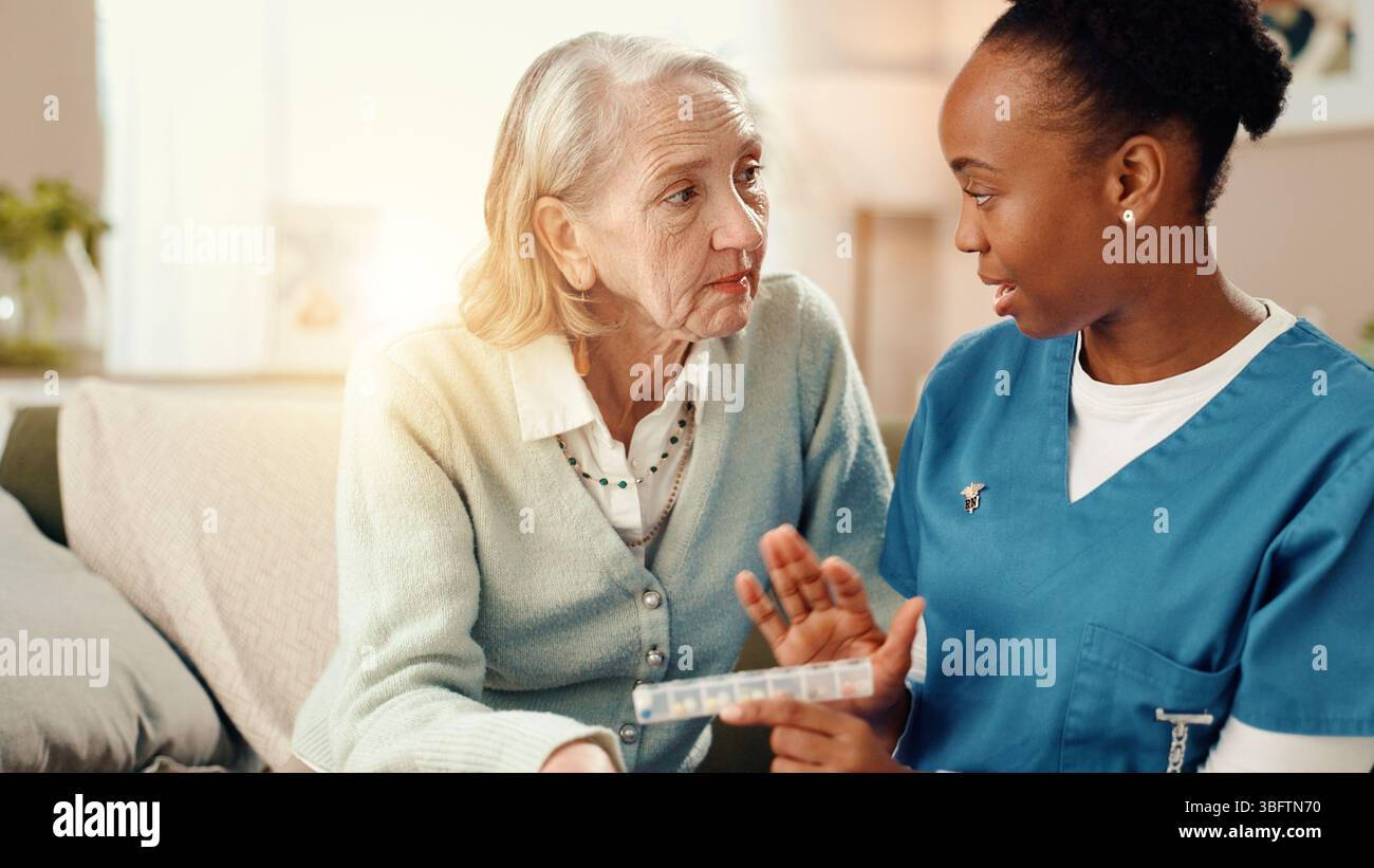 Frauen, Krankenschwester und Pillen mit älteren Patienten zur Medikamentenverschreibung, Beratung oder Dosierung. Weibliche Personen, Pflegekraft oder Senior mit medizinischem oder Stockfoto