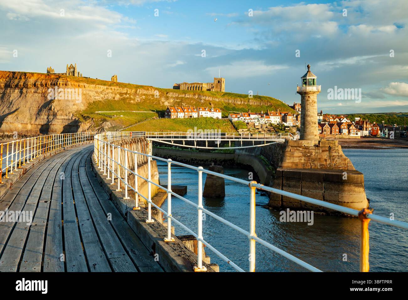 Sonnenuntergang am East Pier in Whitby, North Yorkshire, England. Stockfoto