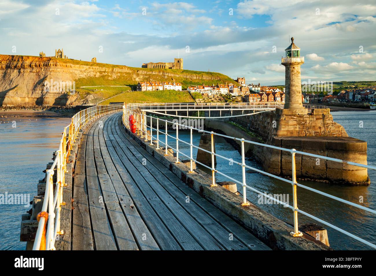 Frühlingsabend am East Pier in Whitby, North Yorkshire, England. Stockfoto