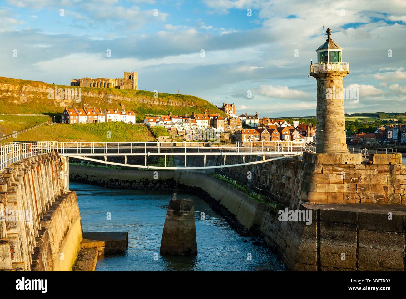 Leuchtturm am East Pier in Whitby, North Yorkshire, England. Stockfoto