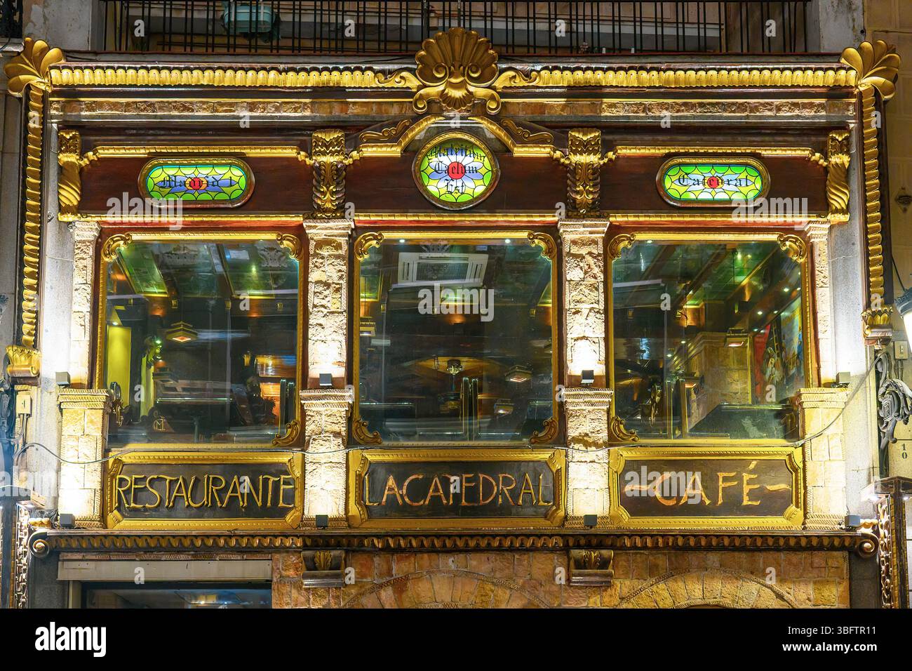 Nächtlicher Blick auf die beleuchtete Fassade des Restaurants La Catedral, die architektonischen Details und die einladende Atmosphäre hervorhebt. Stockfoto