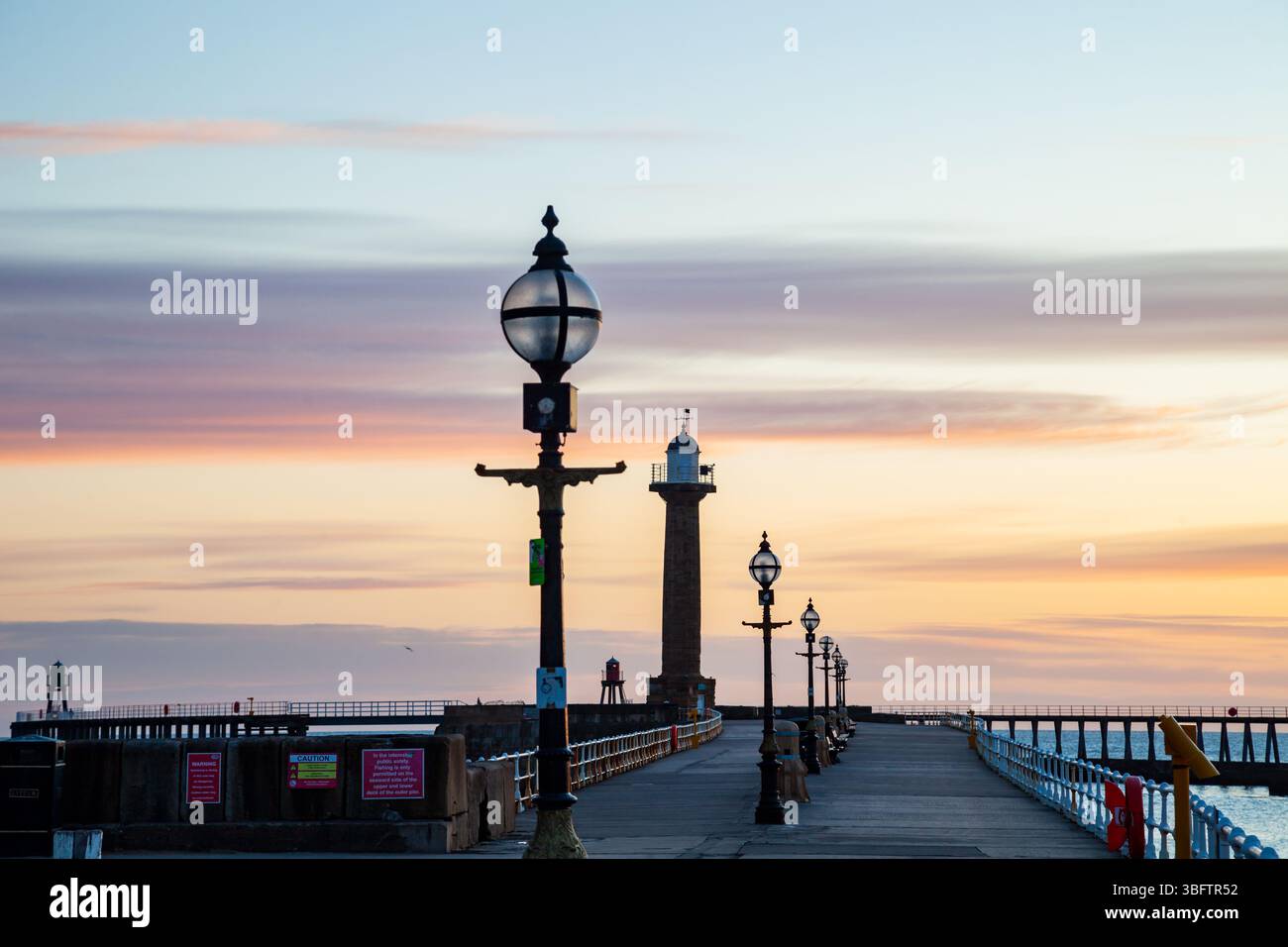 Dawn am West Pier in Whitby, North Yorkshire, England. Stockfoto
